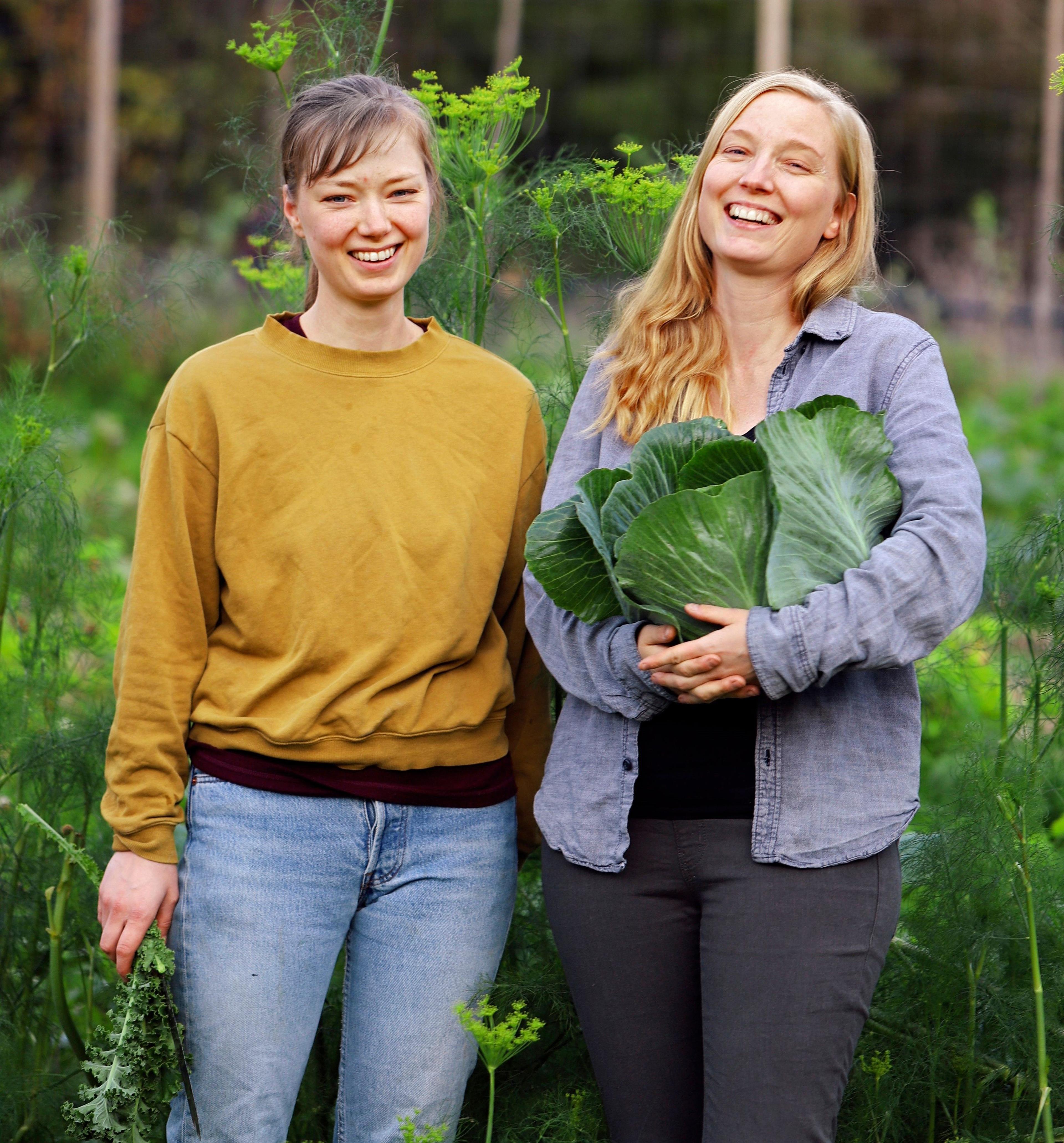 Foto av to kvinner i hagen