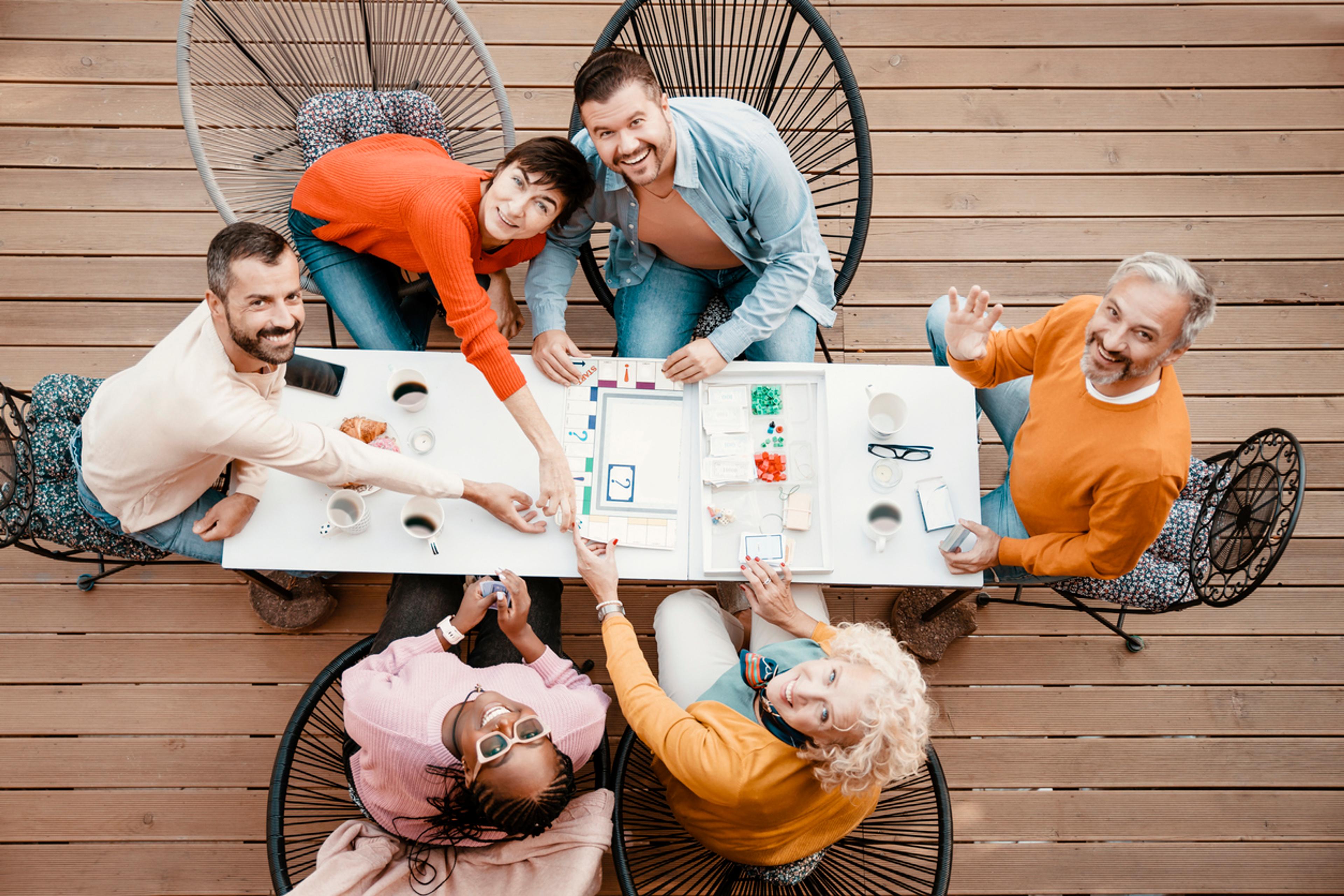 Foto av vennegjeng som spiller spill