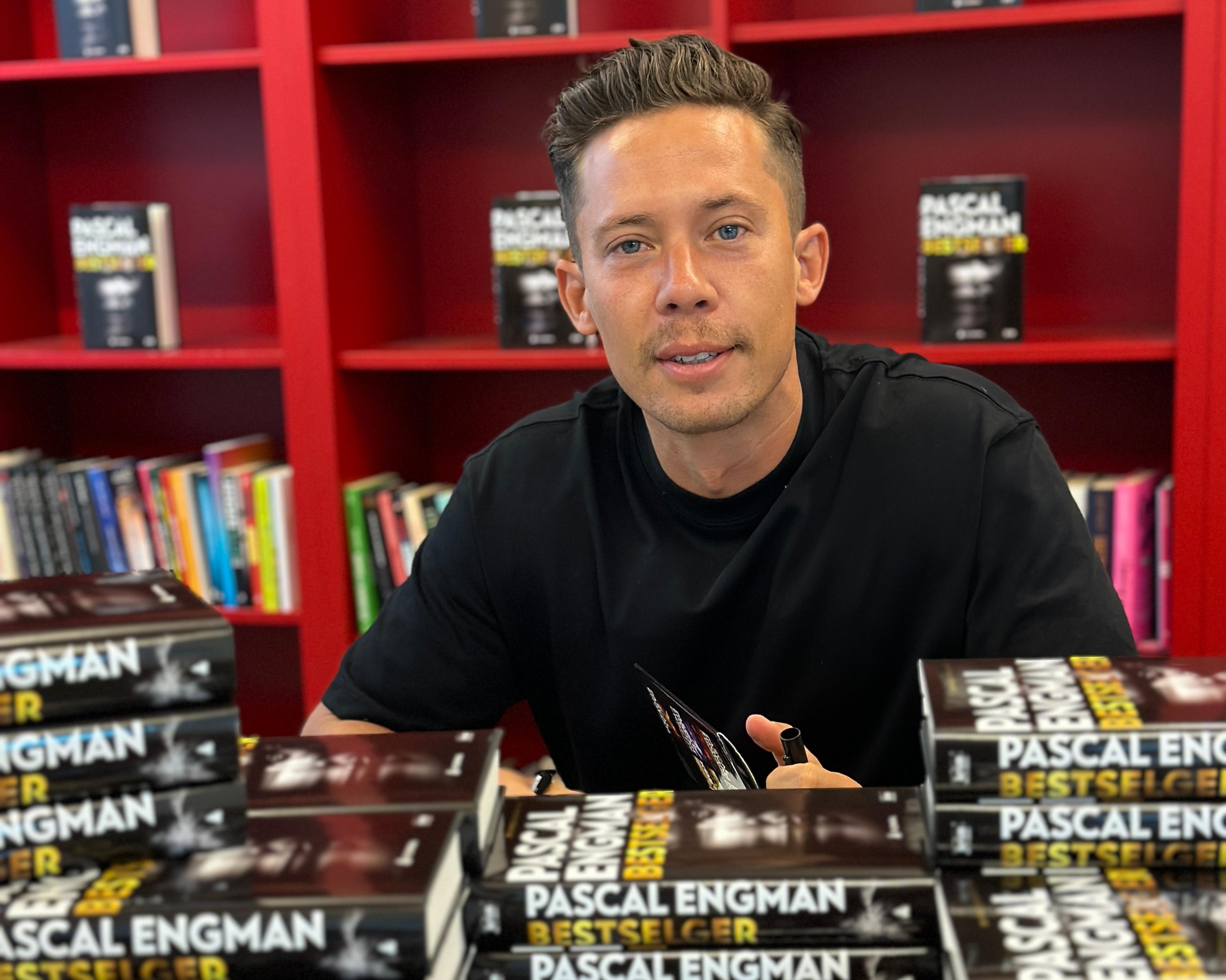 Pascal Engman signerer den nye boken sin Bestselger 