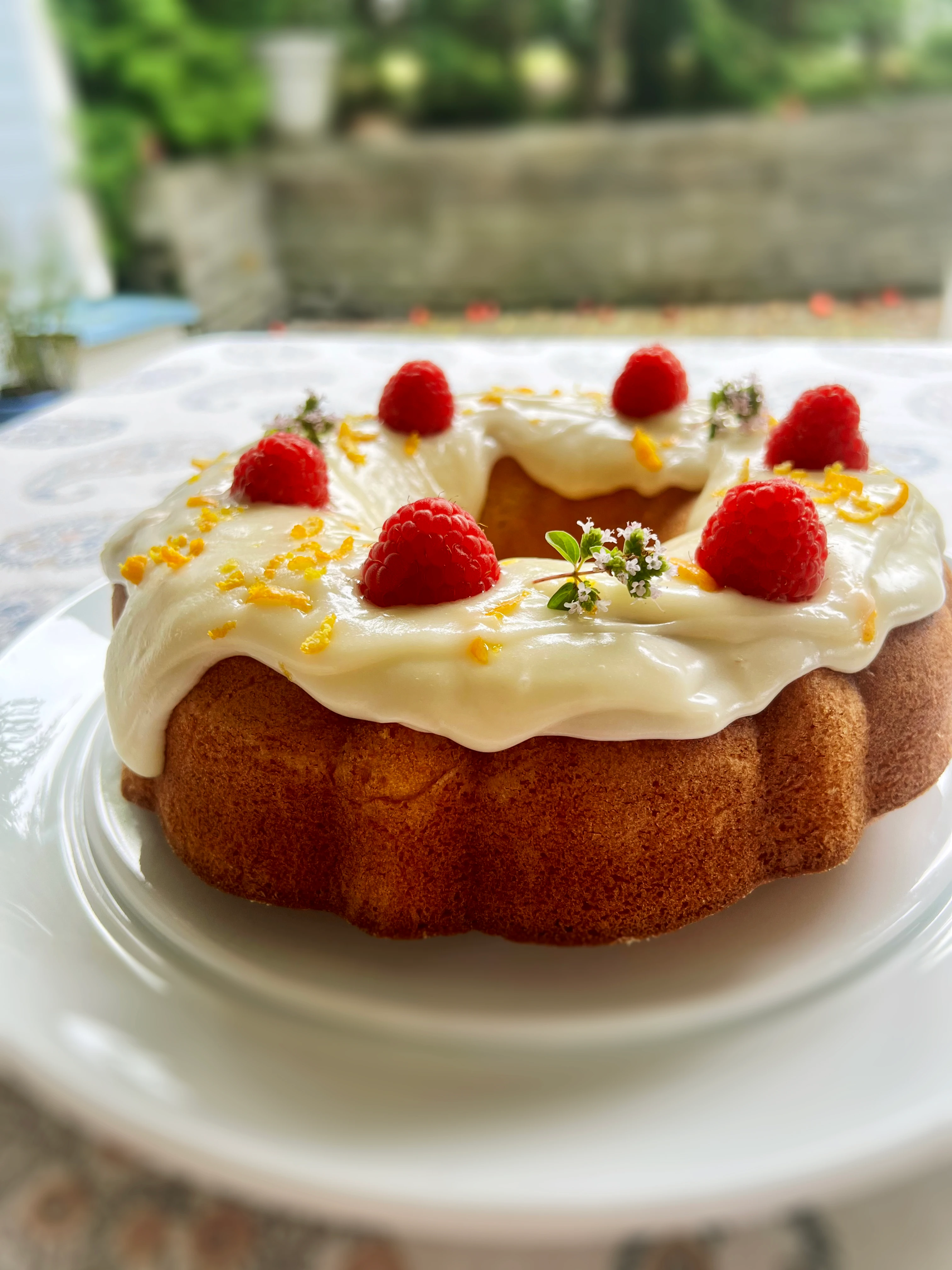 Appelsinkake med ostekrem og bringebær 