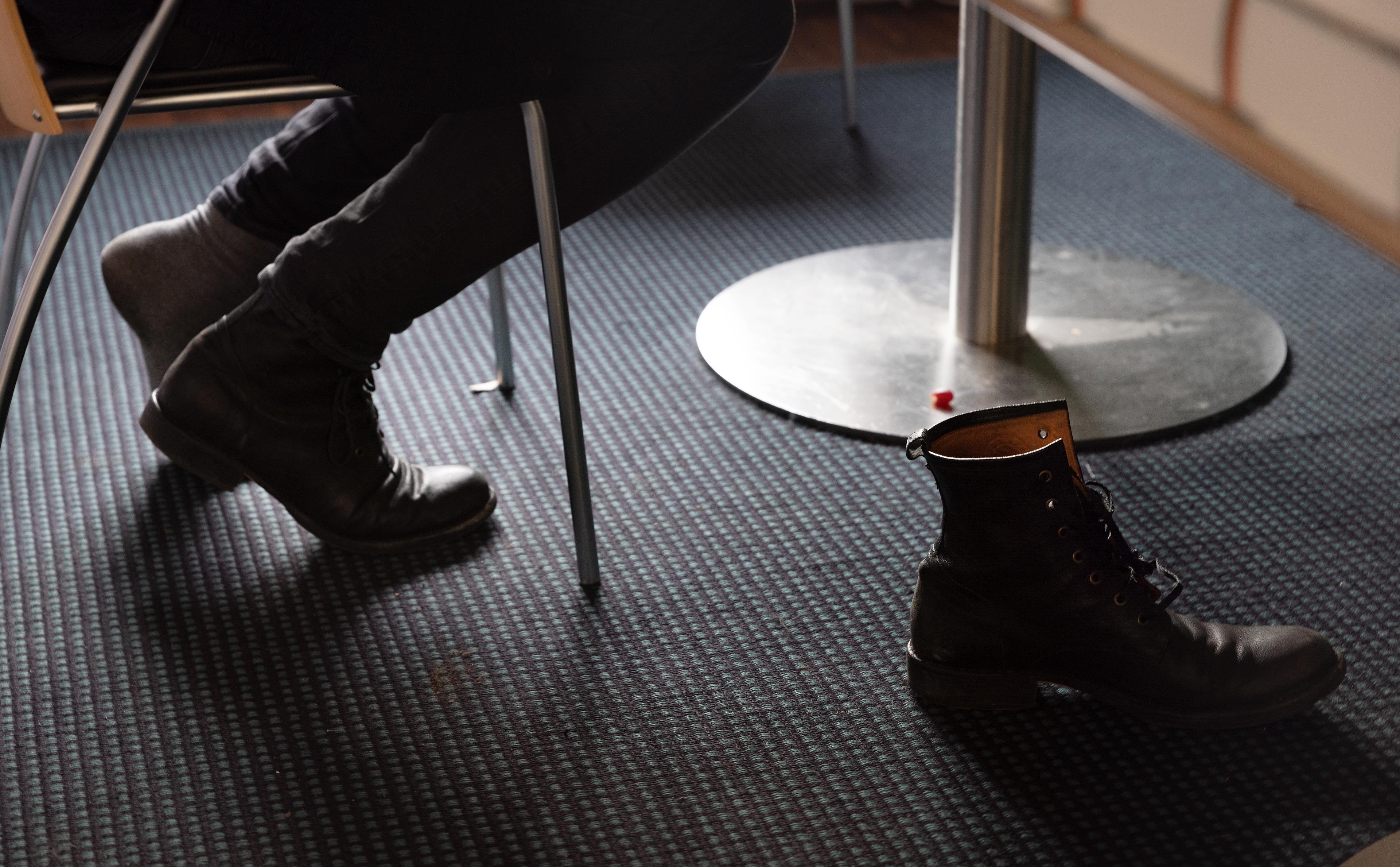 Vonde tær: Under bordet har Karl Ove Knausgård vippet av seg skoa, han får så vondt i tærne når han går lenge med sko. – Det er akkurat som jeg blir stukket med en syl, jeg har hatt det sånn noen år. Jeg vet ikke hva det er, jeg burde sikker gå til lege, sier forfatteren.  