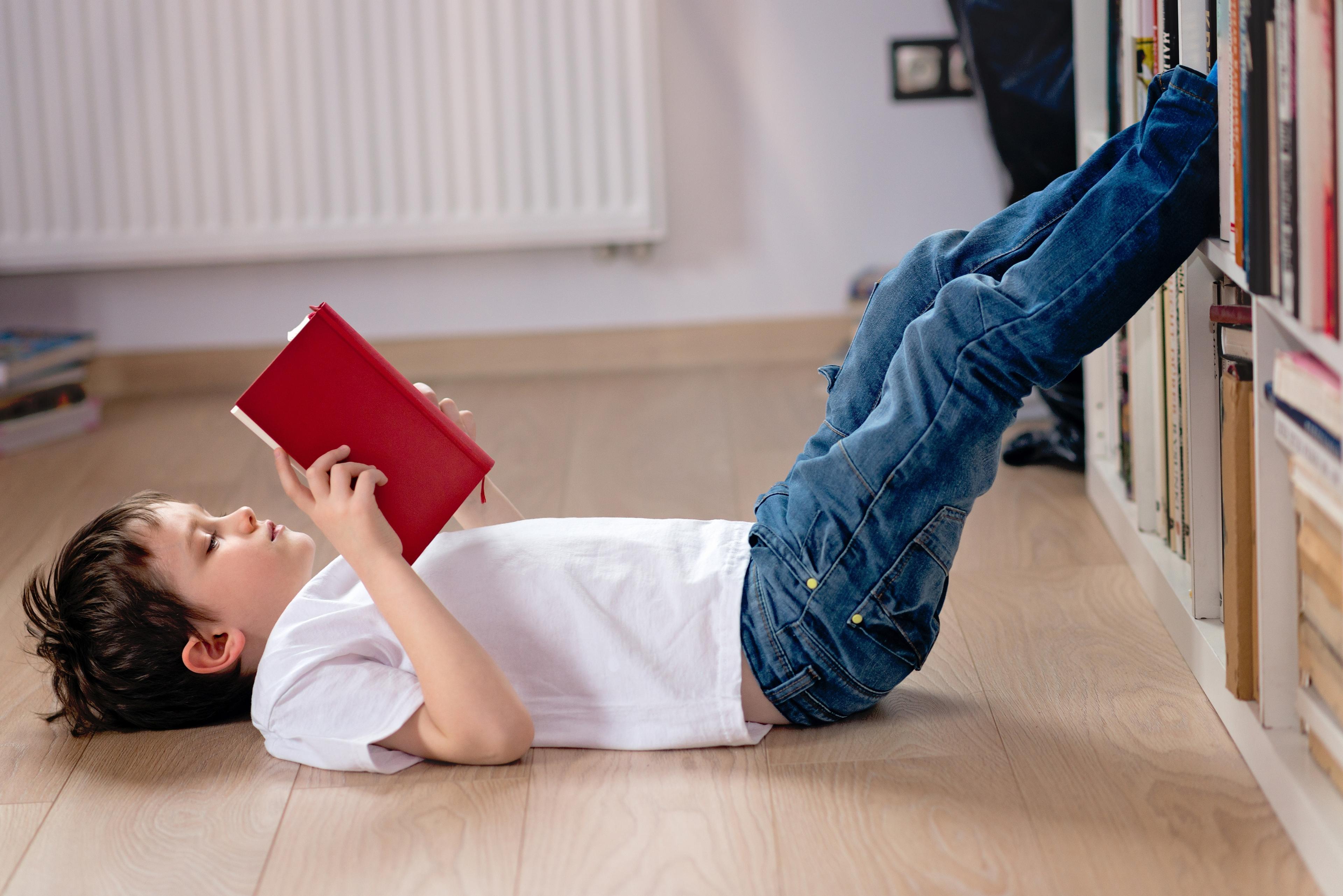 Читать мальчик 8 лет. Чтение лежа. Книги для детей. Мальчик лежит на полу. Ребенок читает лежа.