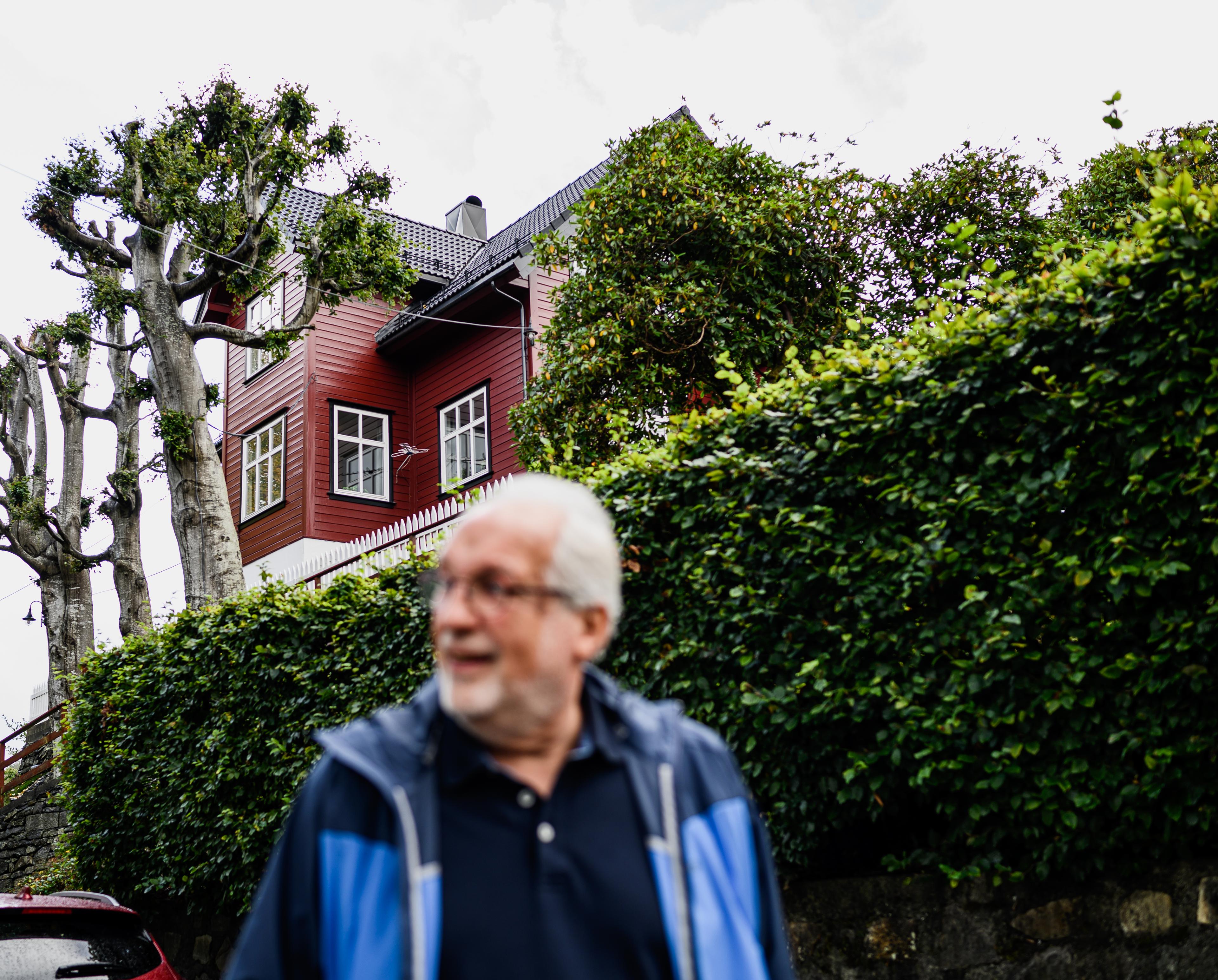 Jørgen Jæger bor i et stort, rødt trehus på en høyde på Hop i Bergen. 