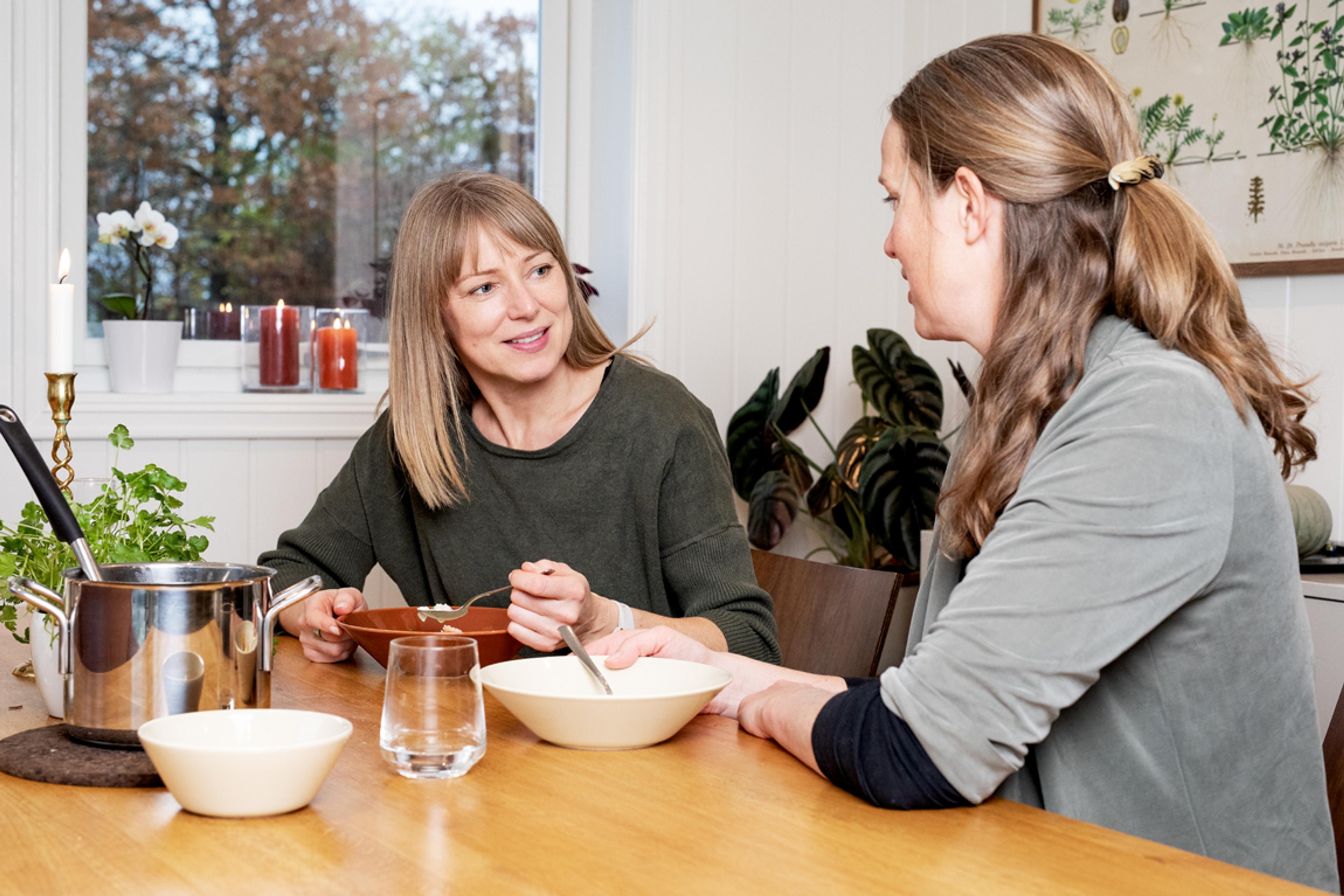 I "Kokeboka - hva skal vi spise" Har Marit Kolby og Hanne Fisher samlet sunne og kjappe oppskrifter som passer inn i et hektisk hverdagslivet. 