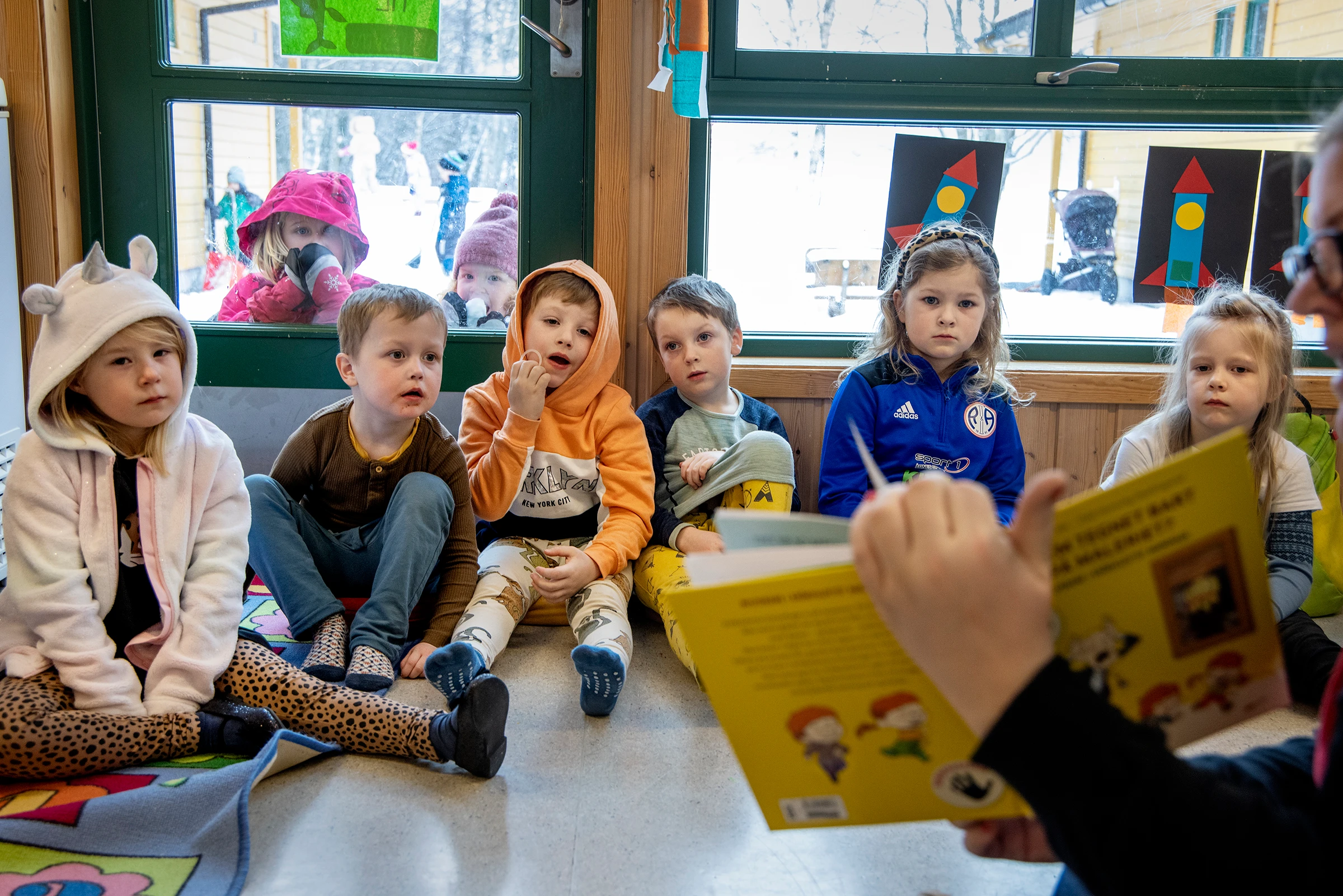  Barnehagekrimbøkene og bøkene om Dinosaurgjengen har vært svært populære blant de minste. Her hører en barnehage på mens det blir lest høyt fra bøkene. 