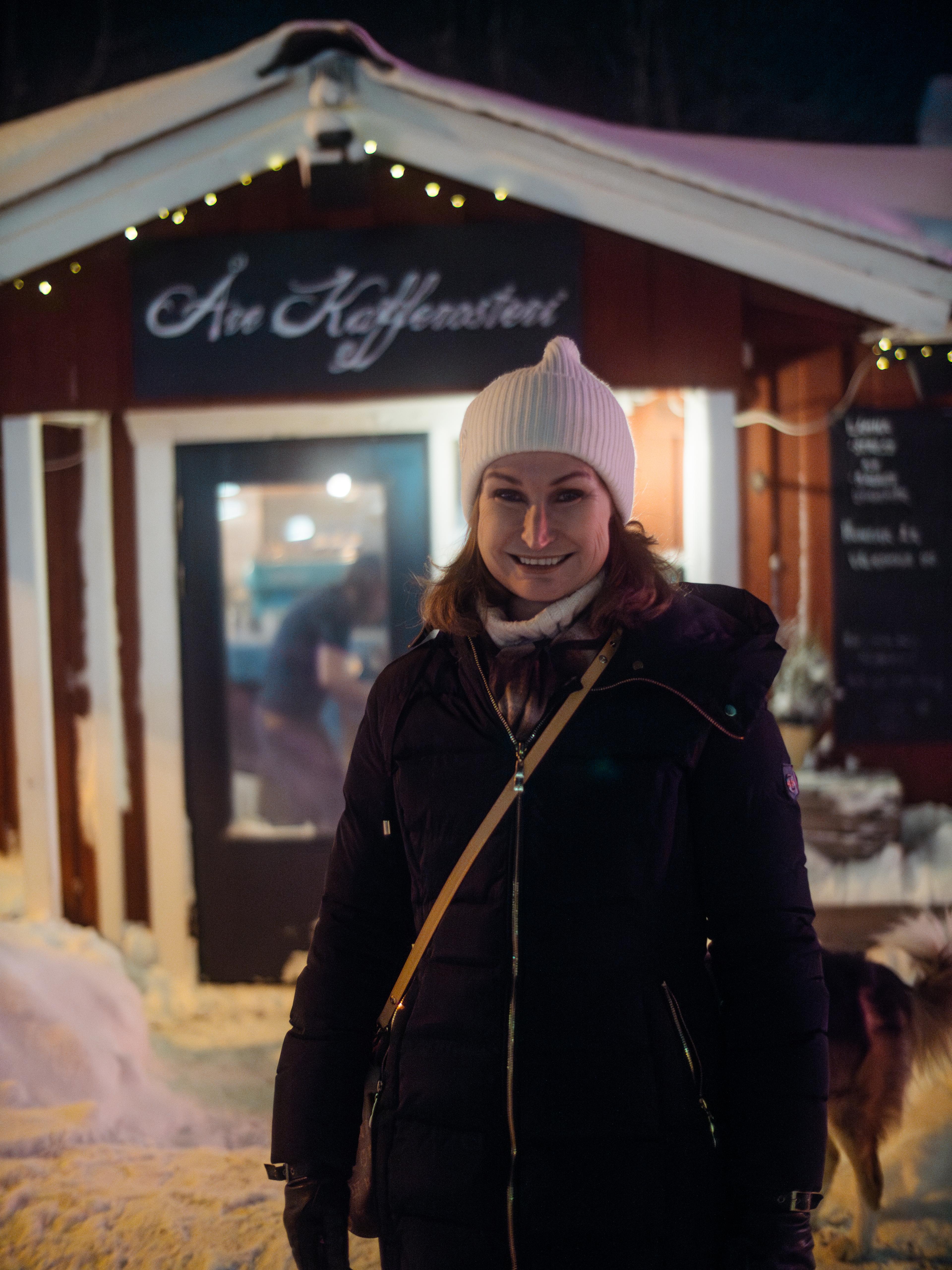 Viveca utenfor Åre Kafferosteri, hvor Hanna og Daniel pleier å møtes for en kaffe