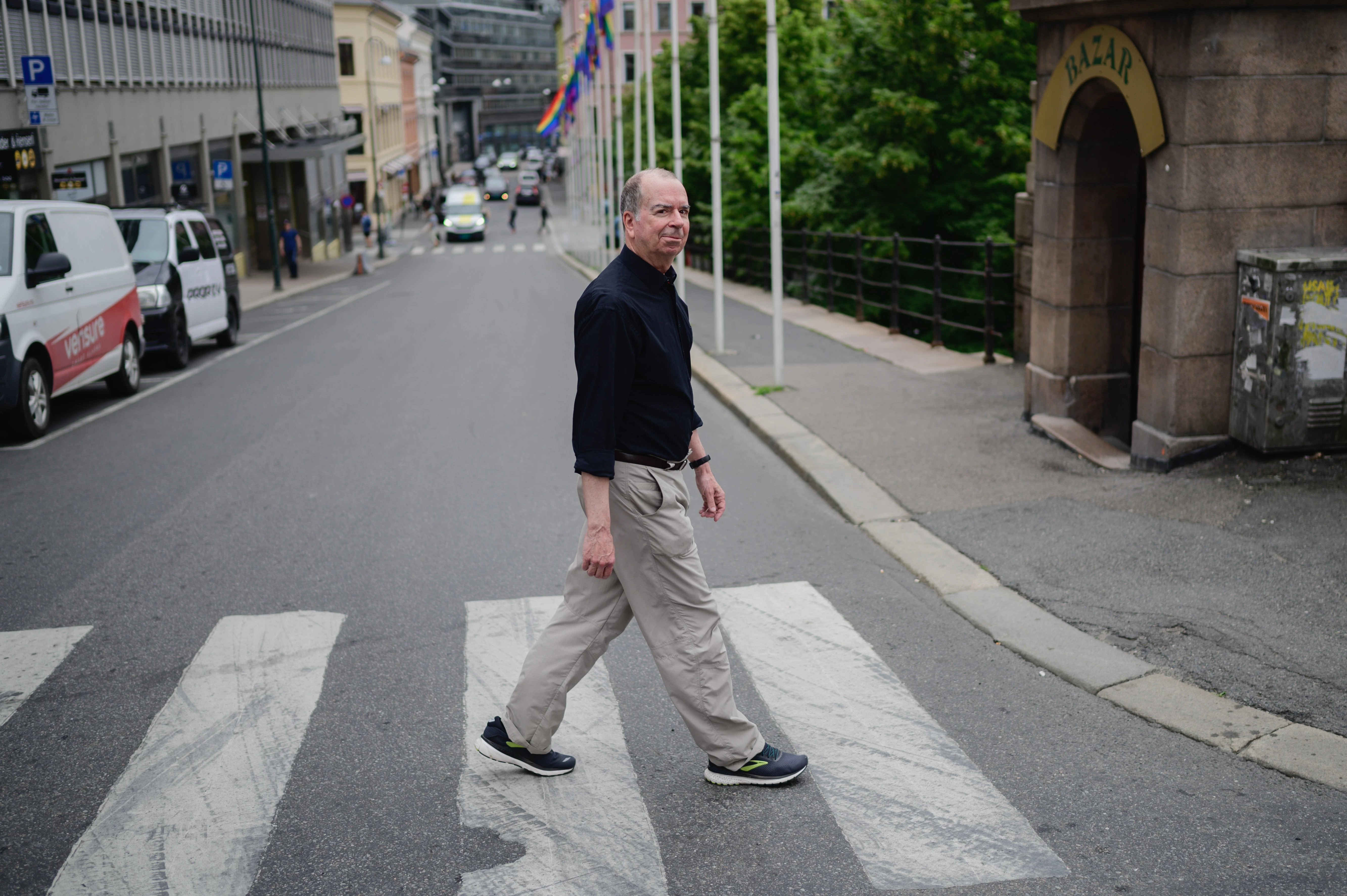 Jan Kjærstad på vei over fotgjengerfeltet ved Youngstorget. 