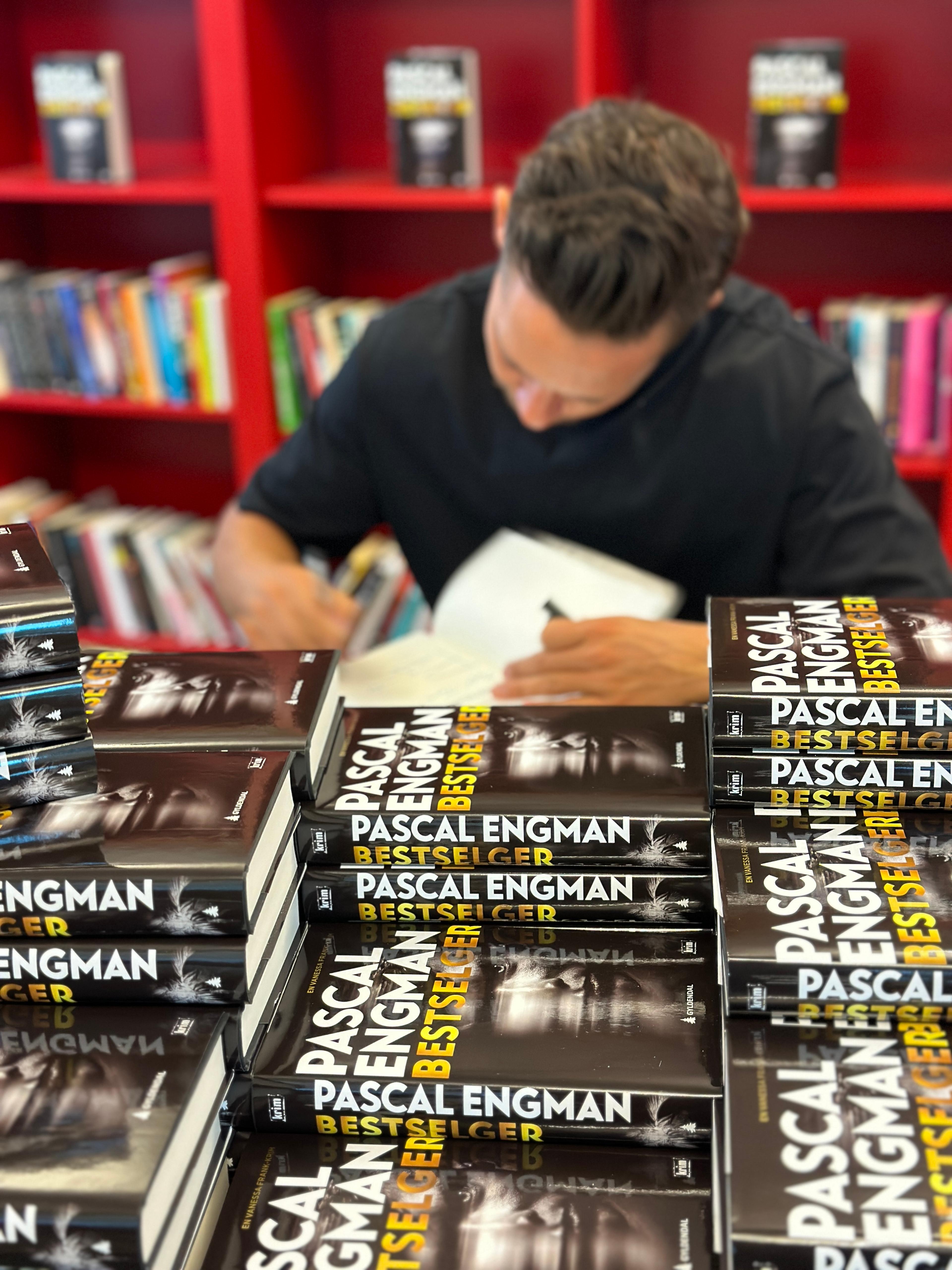 Pascal Engman signerer bøker 