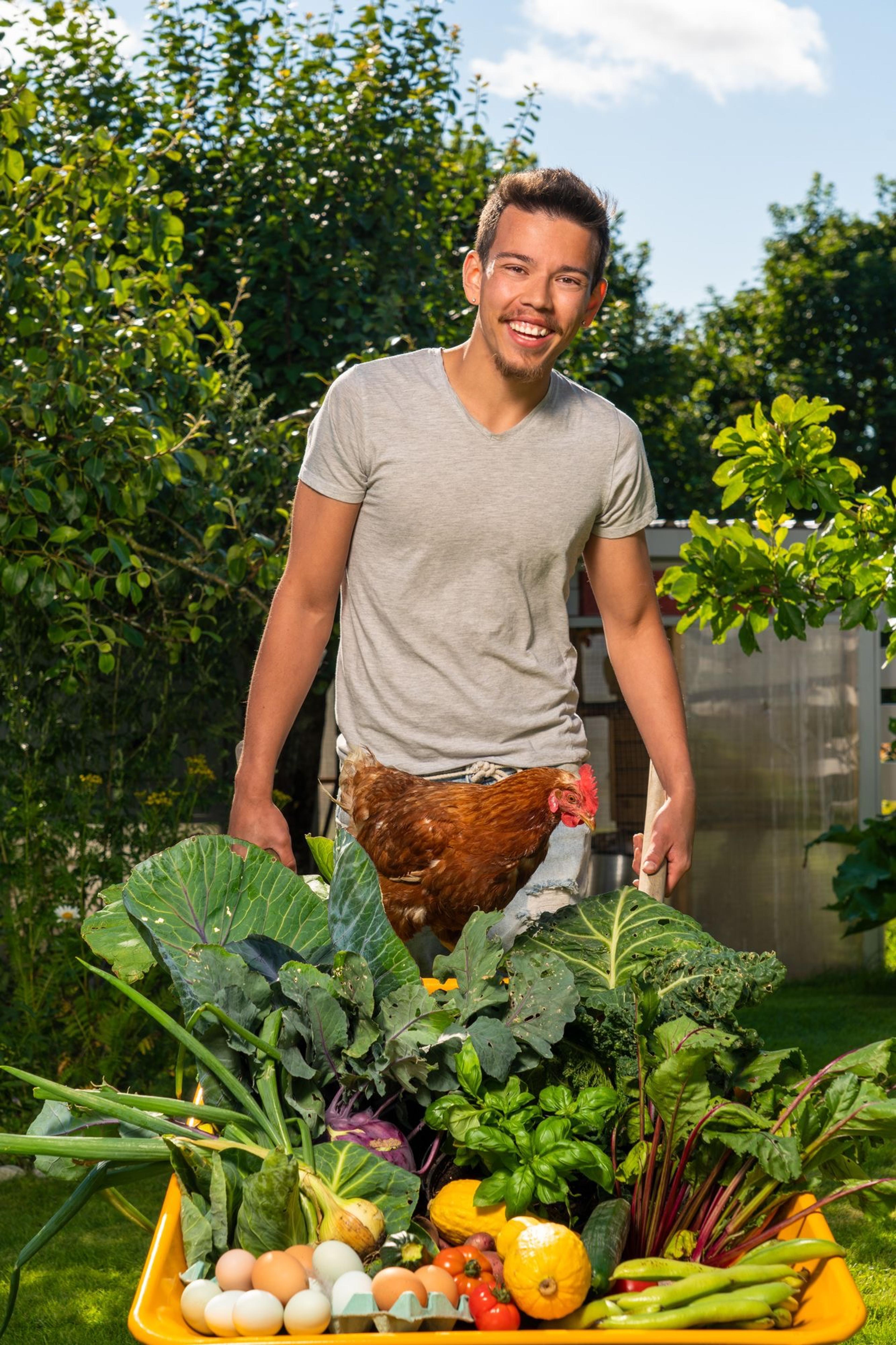 Dennis Asbjørnsen er så godt som selvforsynt med de økologiske grønnsakene han dyrker i egen hage. 