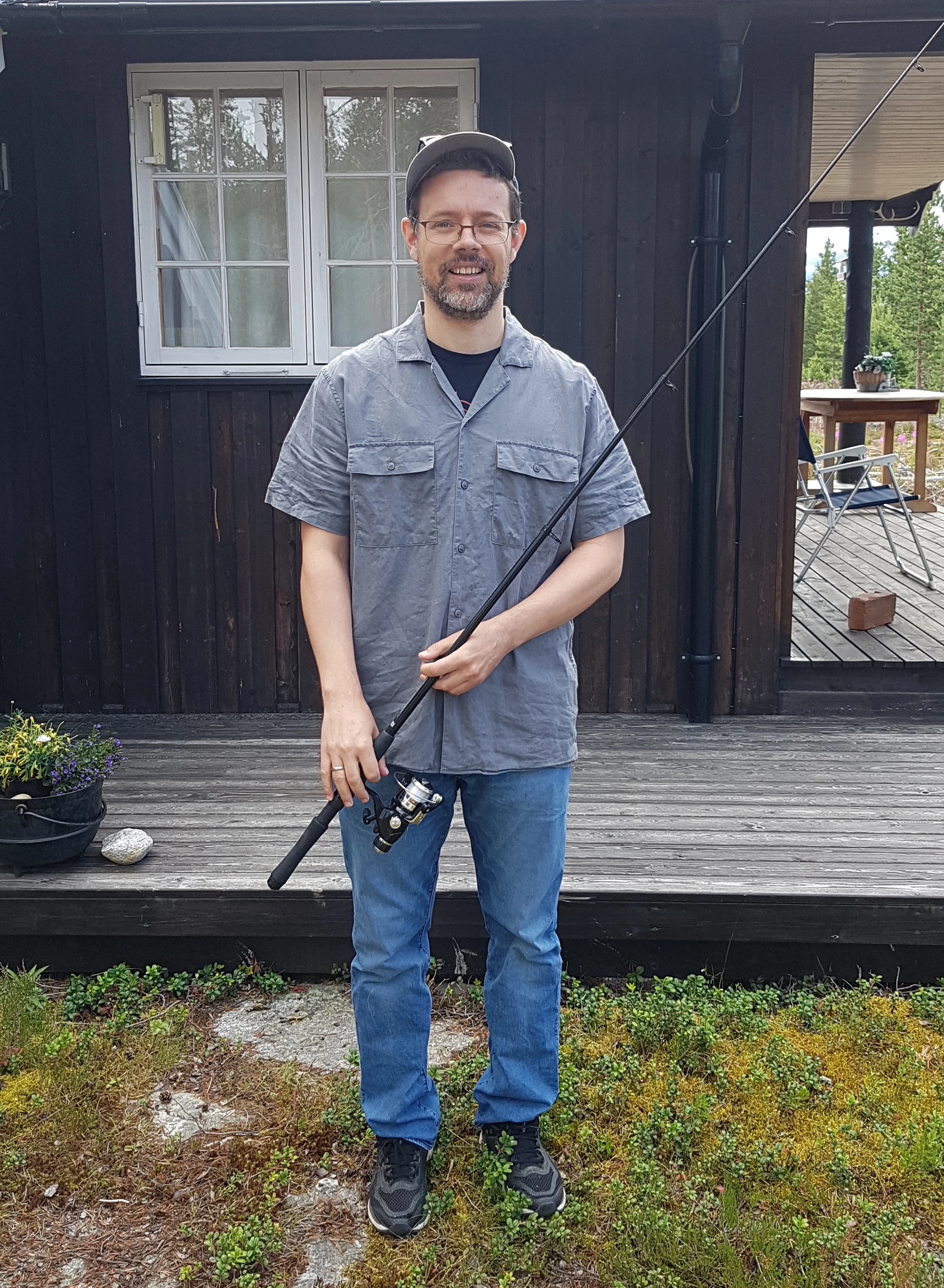 Lars er glad i å ta en tur ut i skogen eller gå på fisketur. Her med fiskestang. Foto: Privat