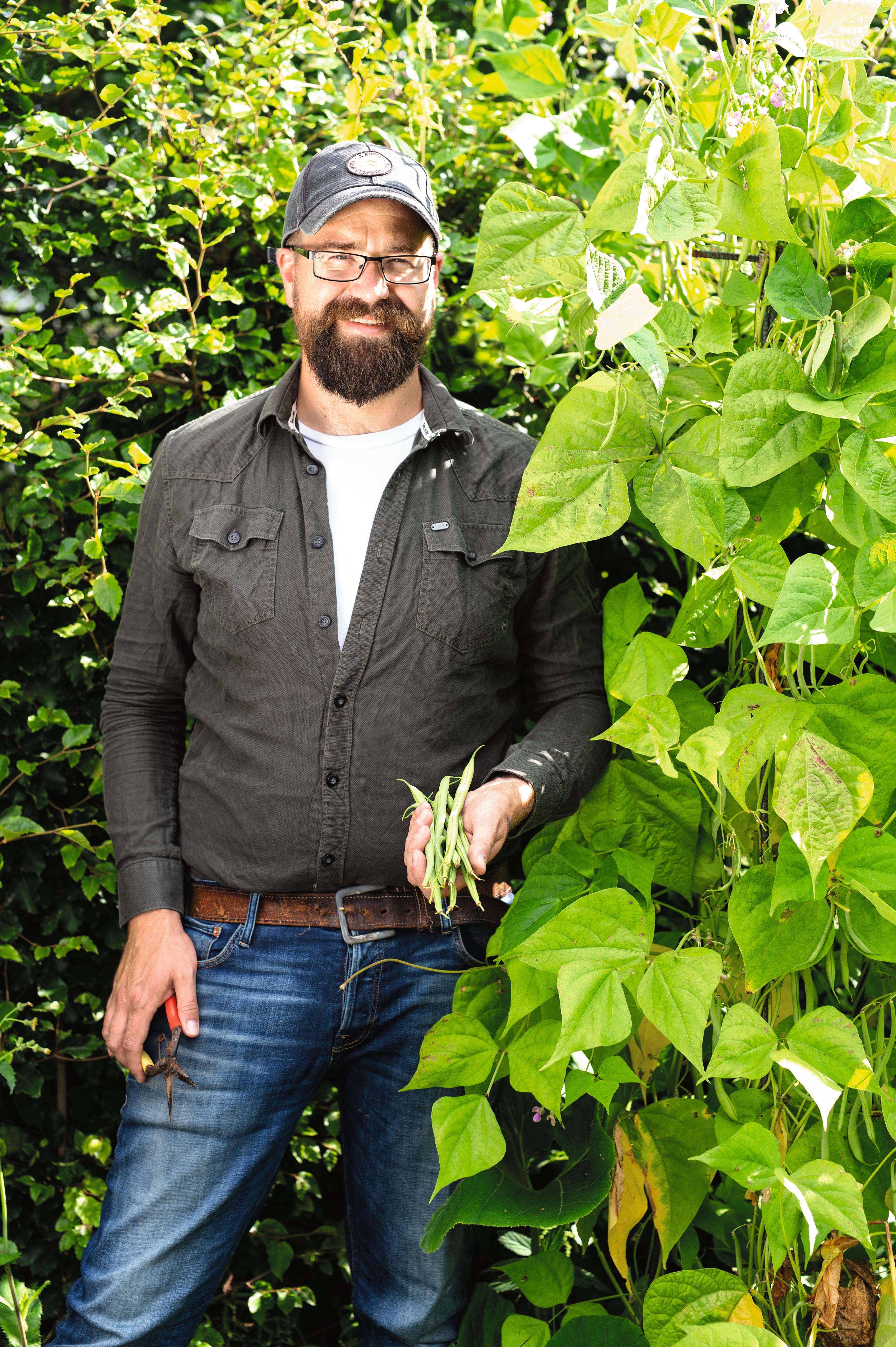 Tommy Tønsberg driver nettbutikken gardenliving.no og er aktuell med boka Hjelp, jeg har fått hage! Foto: Guri Cathrin Pfeifer