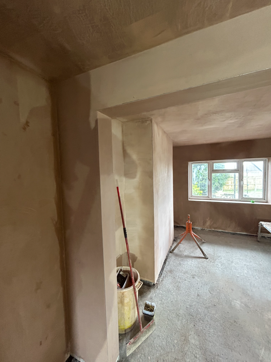 Plastered room with a wide opening through to the next