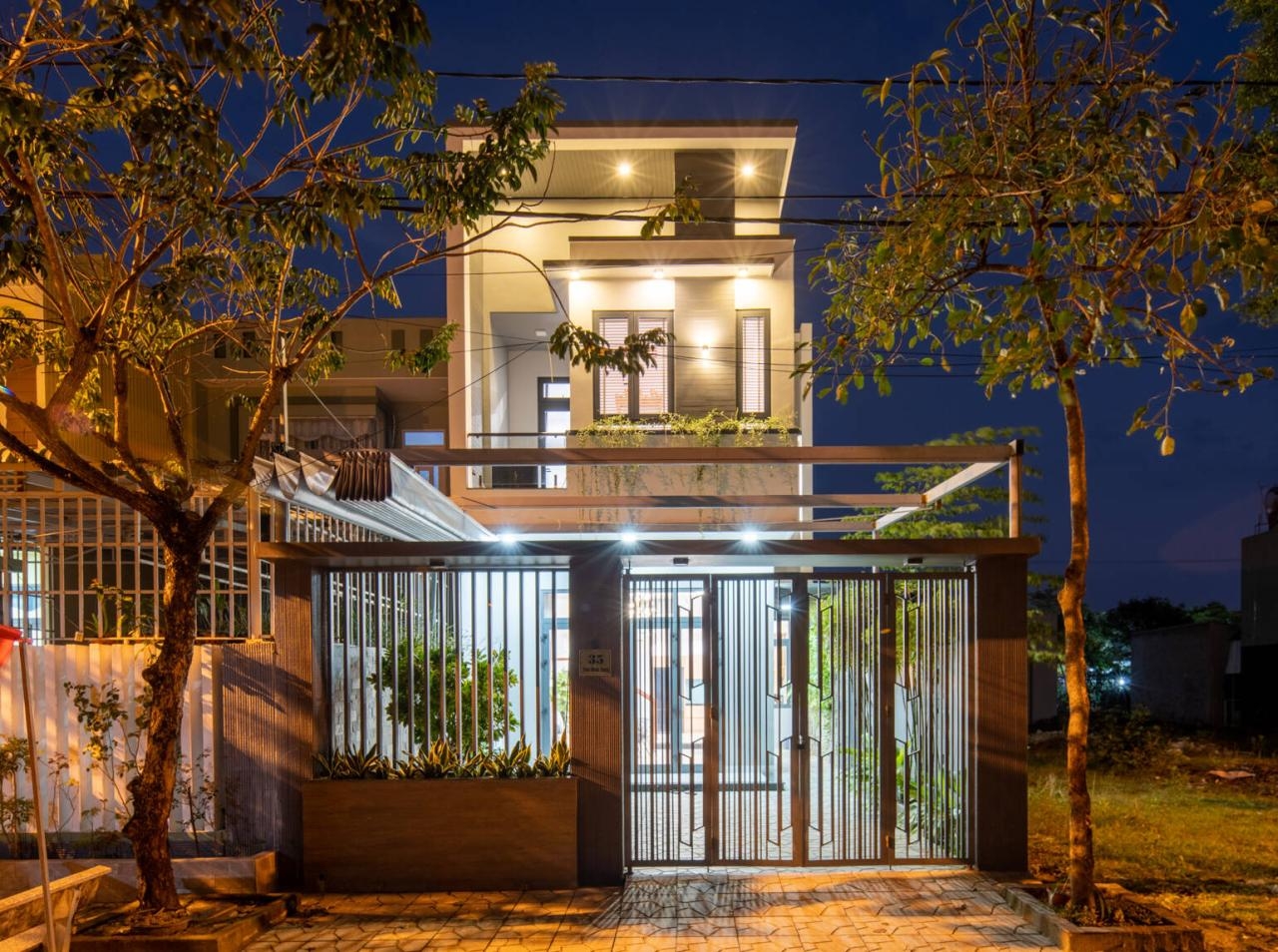 Không xây giếng trời, nhà ống 6×25 chọn giải pháp nào để trong nhà vẫn đón gió và thoáng sáng?