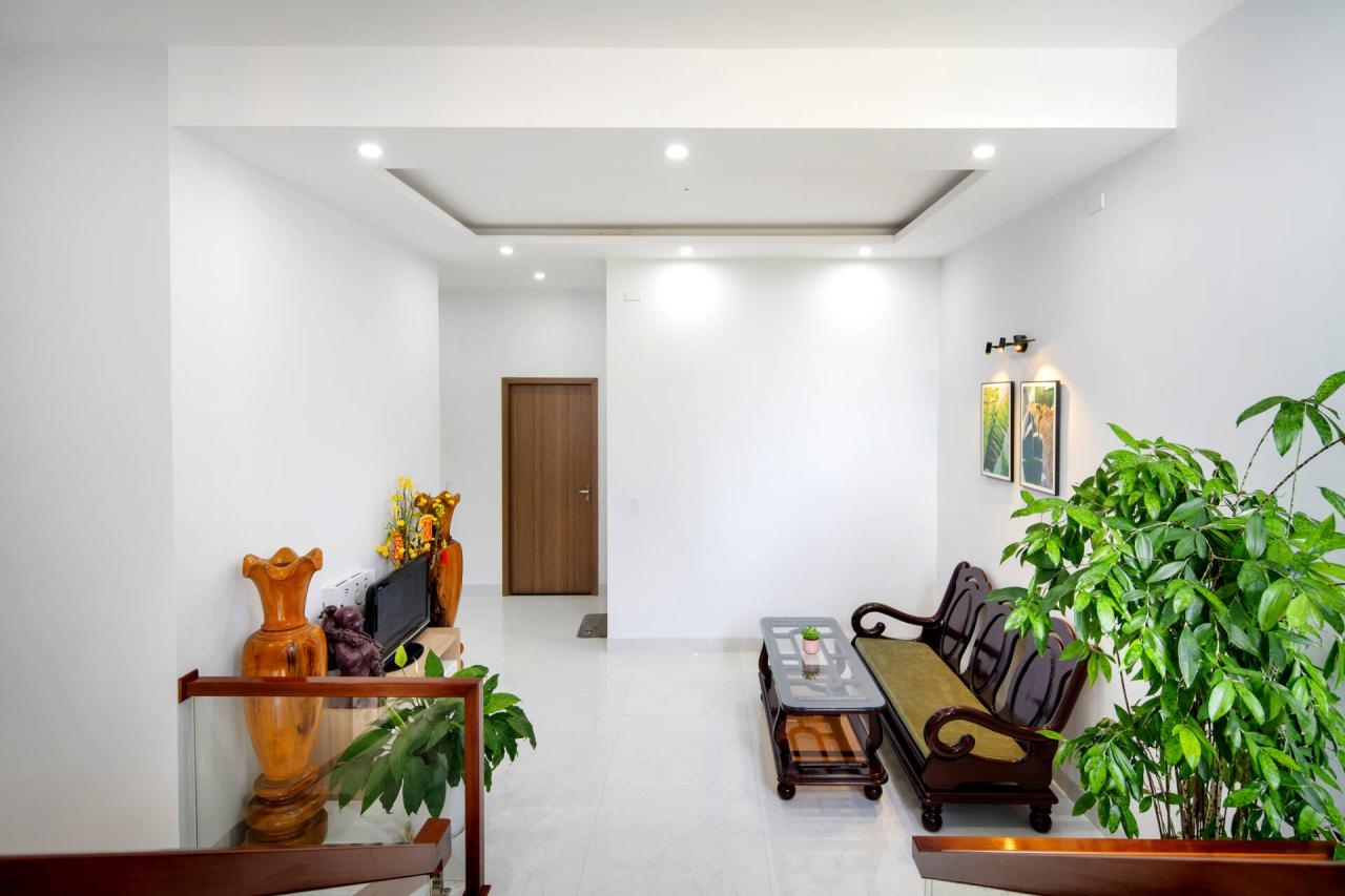 Không xây giếng trời, nhà ống 6×25 chọn giải pháp nào để trong nhà vẫn đón gió và thoáng sáng?