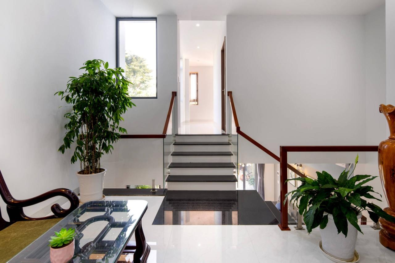 Không xây giếng trời, nhà ống 6×25 chọn giải pháp nào để trong nhà vẫn đón gió và thoáng sáng?