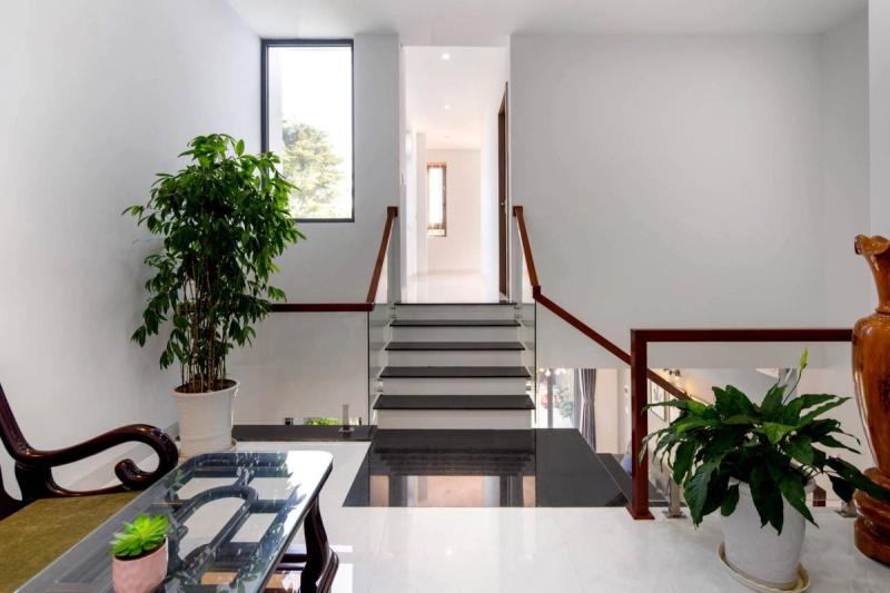 Không xây giếng trời, nhà ống 6×25 chọn giải pháp nào để trong nhà vẫn đón gió và thoáng sáng?