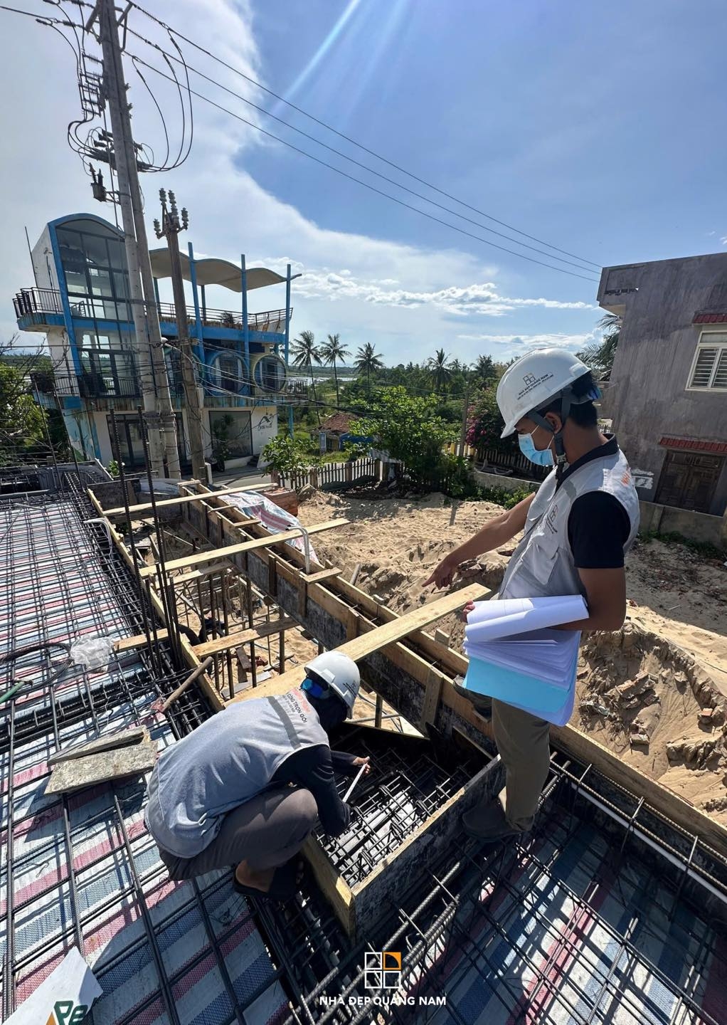 Nhà đẹp Quảng Nam| Kỹ sư giám sát công trình đang trao đổi