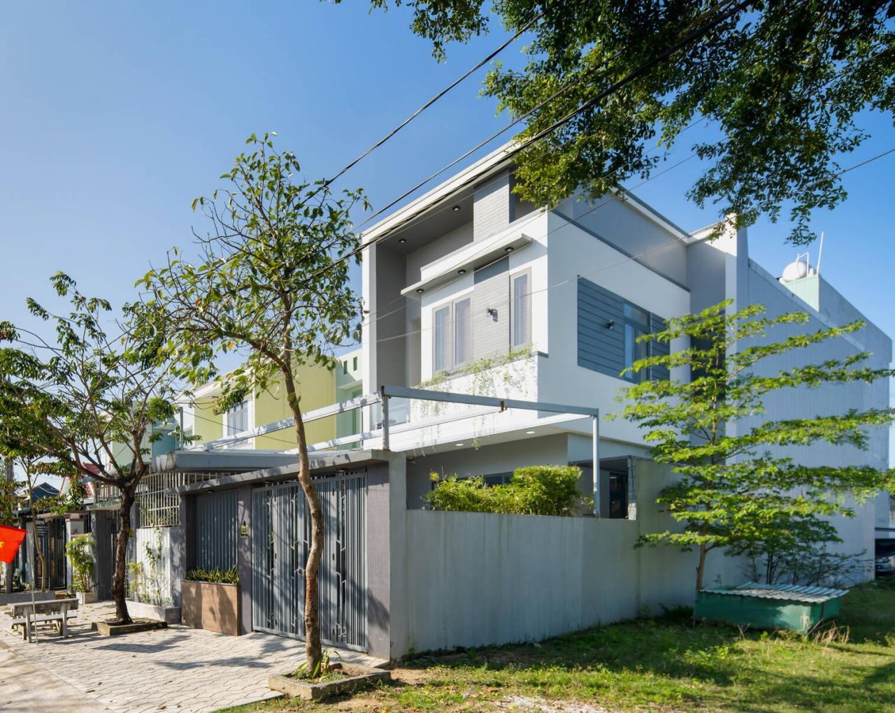 Không xây giếng trời, nhà ống 6×25 chọn giải pháp nào để trong nhà vẫn đón gió và thoáng sáng?