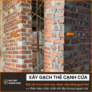Xây gạch thẻ cạnh cửa 