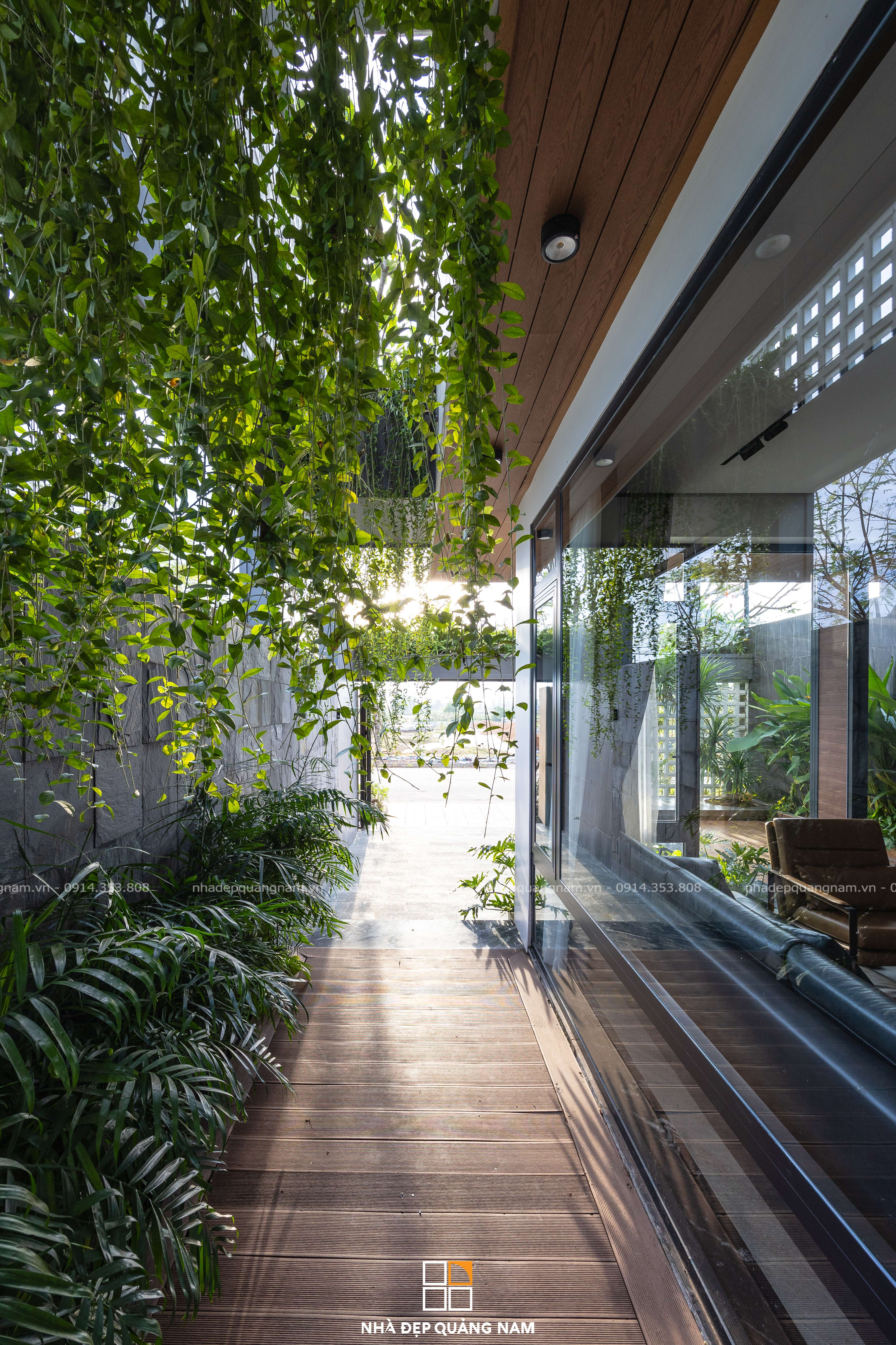 Hành lang đón gió lấy nắng Nari House