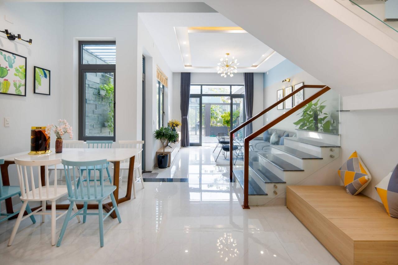 Không xây giếng trời, nhà ống 6×25 chọn giải pháp nào để trong nhà vẫn đón gió và thoáng sáng?