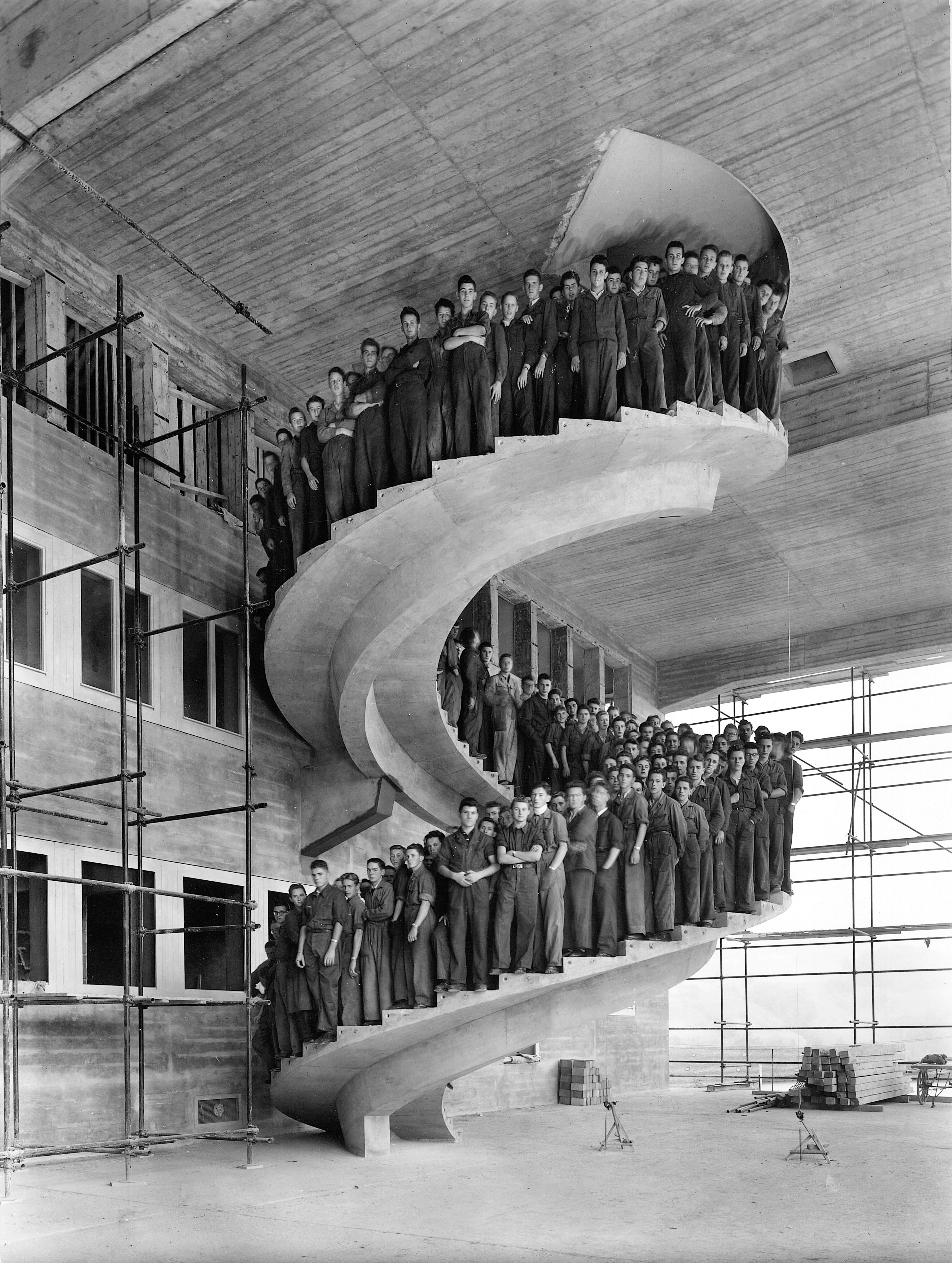 10 m Wendeltreppe mit Menschen als Belastungsprobe