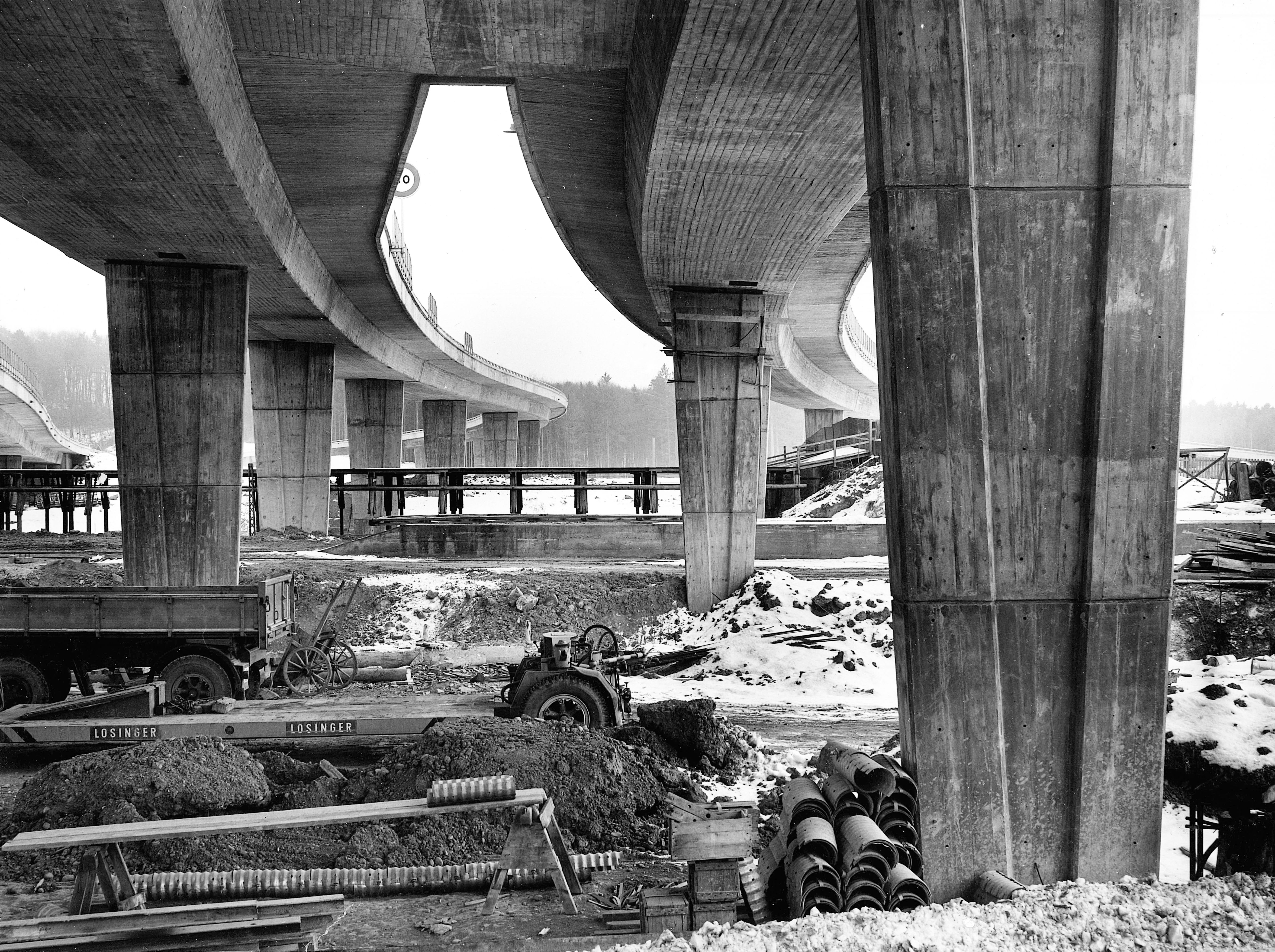 Baustelle gekrümmte, vorgespannte Brücke aus Beton bei Lausanne von unten 1964