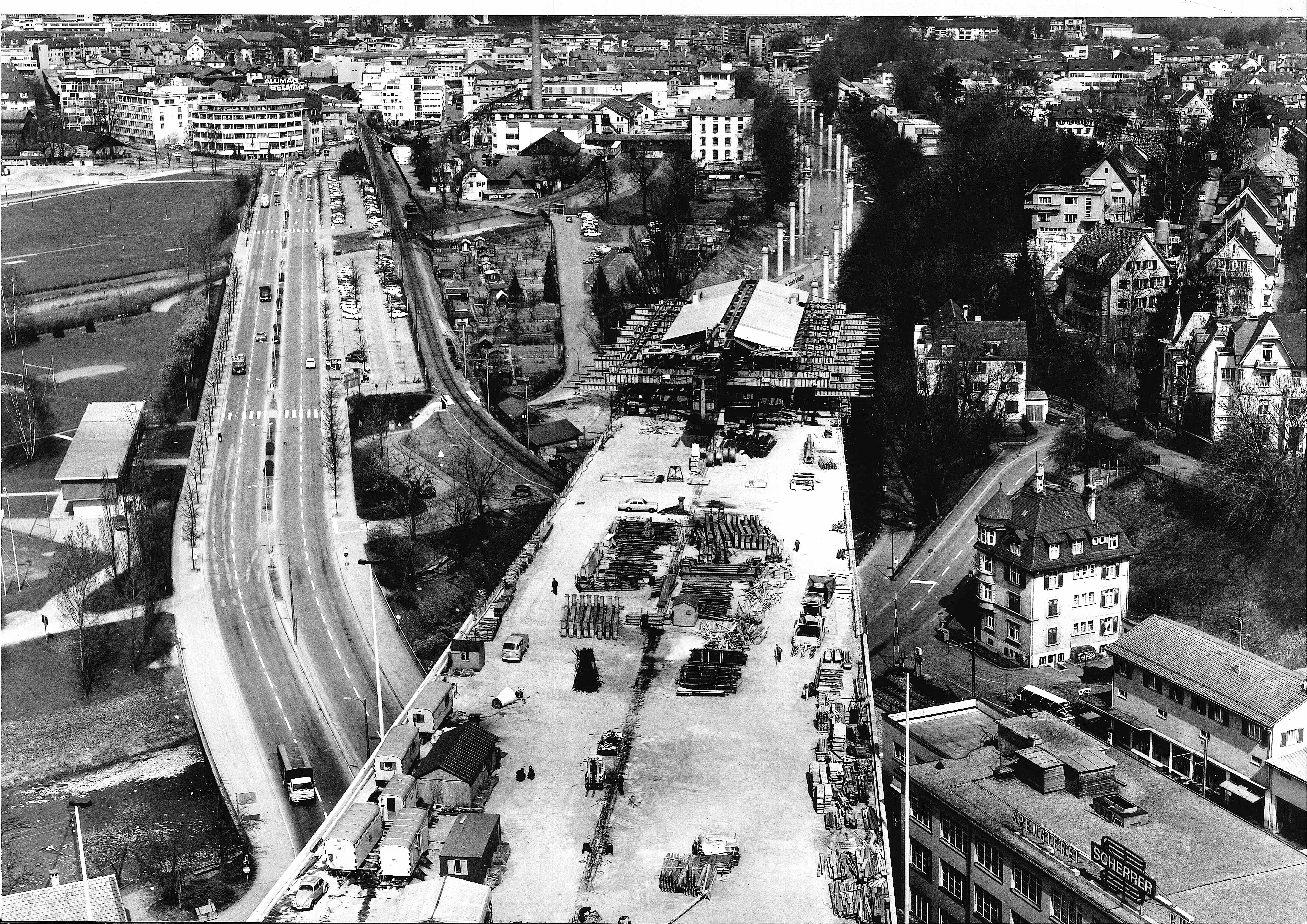 1.5 km lange, vorgespannte Betonbrücke mit Vorfahrgerüst für 42 m Spannweite an der Sihlhochstrasse in Zürich von oben