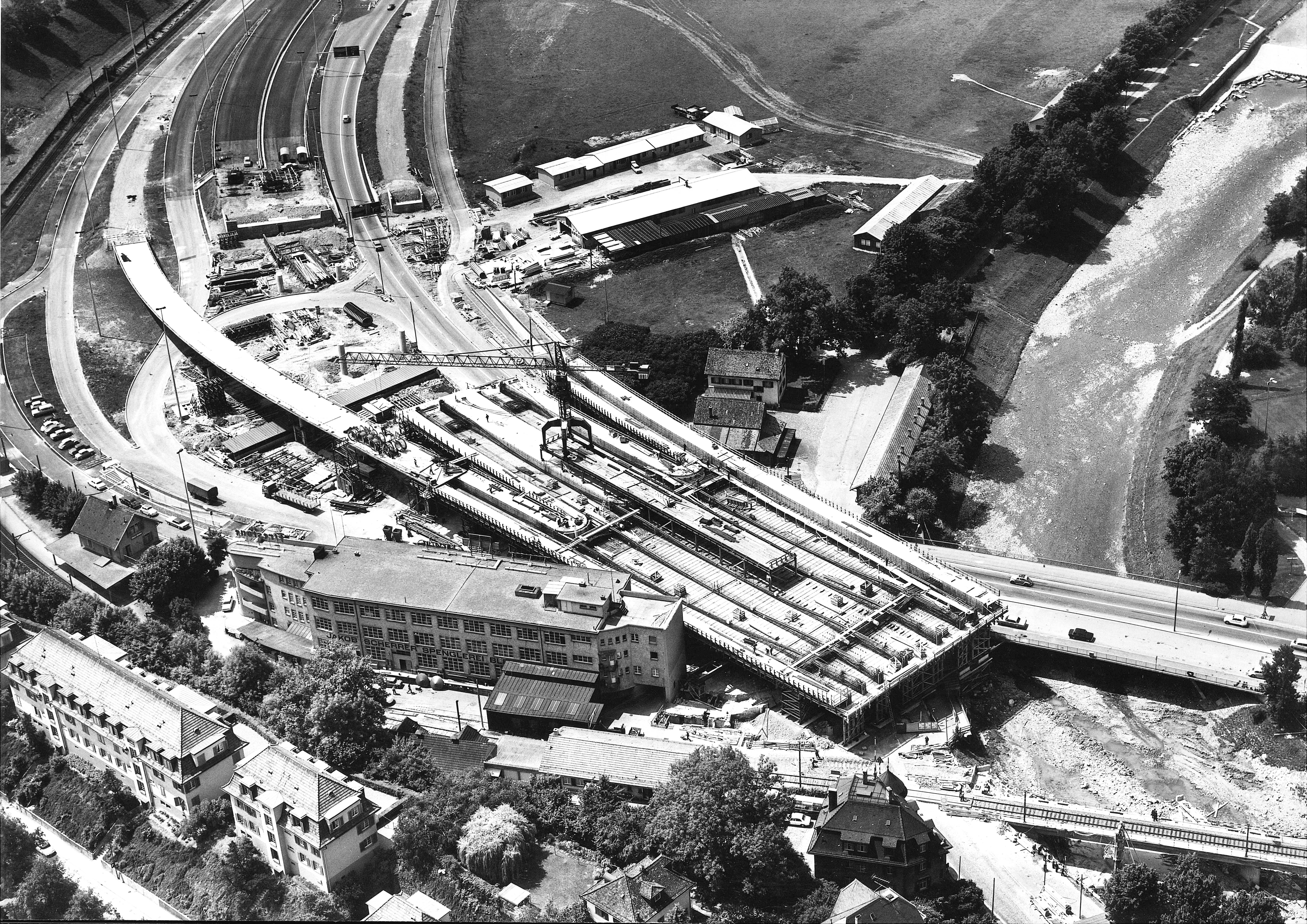 1.5 km lange, vorgespannte Betonbrücke mit Vorfahrgerüst für 42 m Spannweite an der Sihlhochstrasse in Zürich von oben