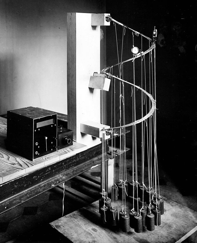 Modell einer Wendeltreppe mit Gewichten für die Belastungsprobe