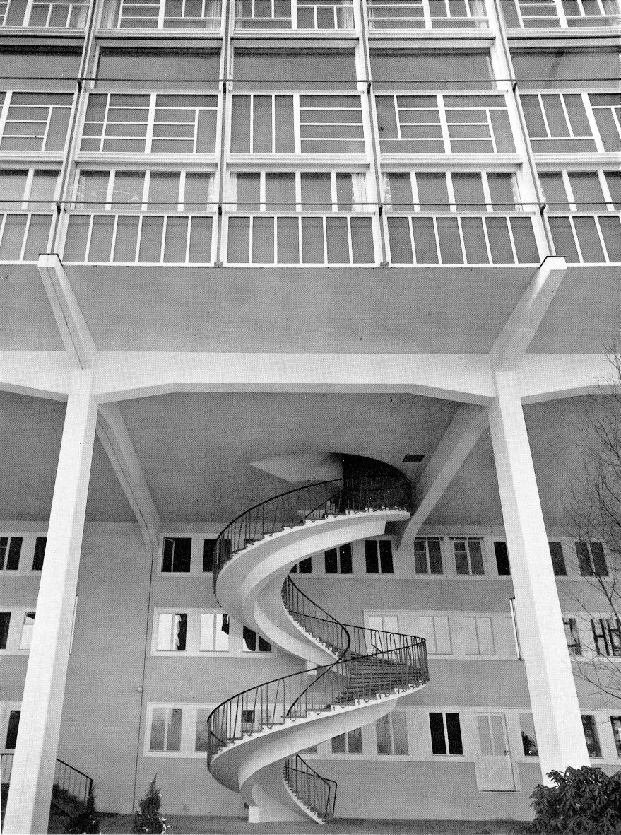 Wendeltreppe über drei Stockwerke vor Fenster