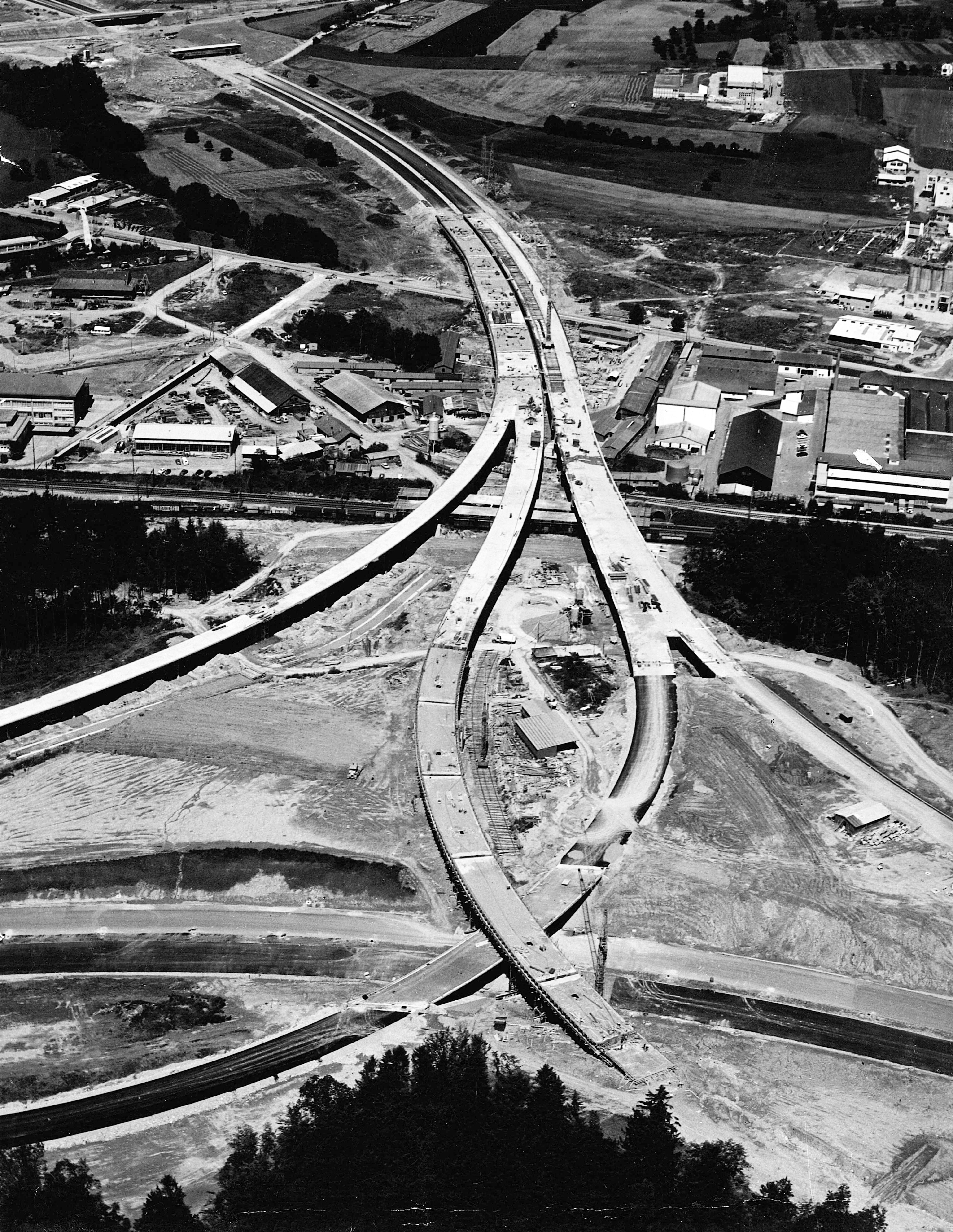Autobahnknoten in Ecublens bei Lausanne von oben 1964