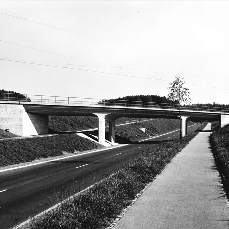 schiefe Brücke mit vier Stützen über einspurige Strasse