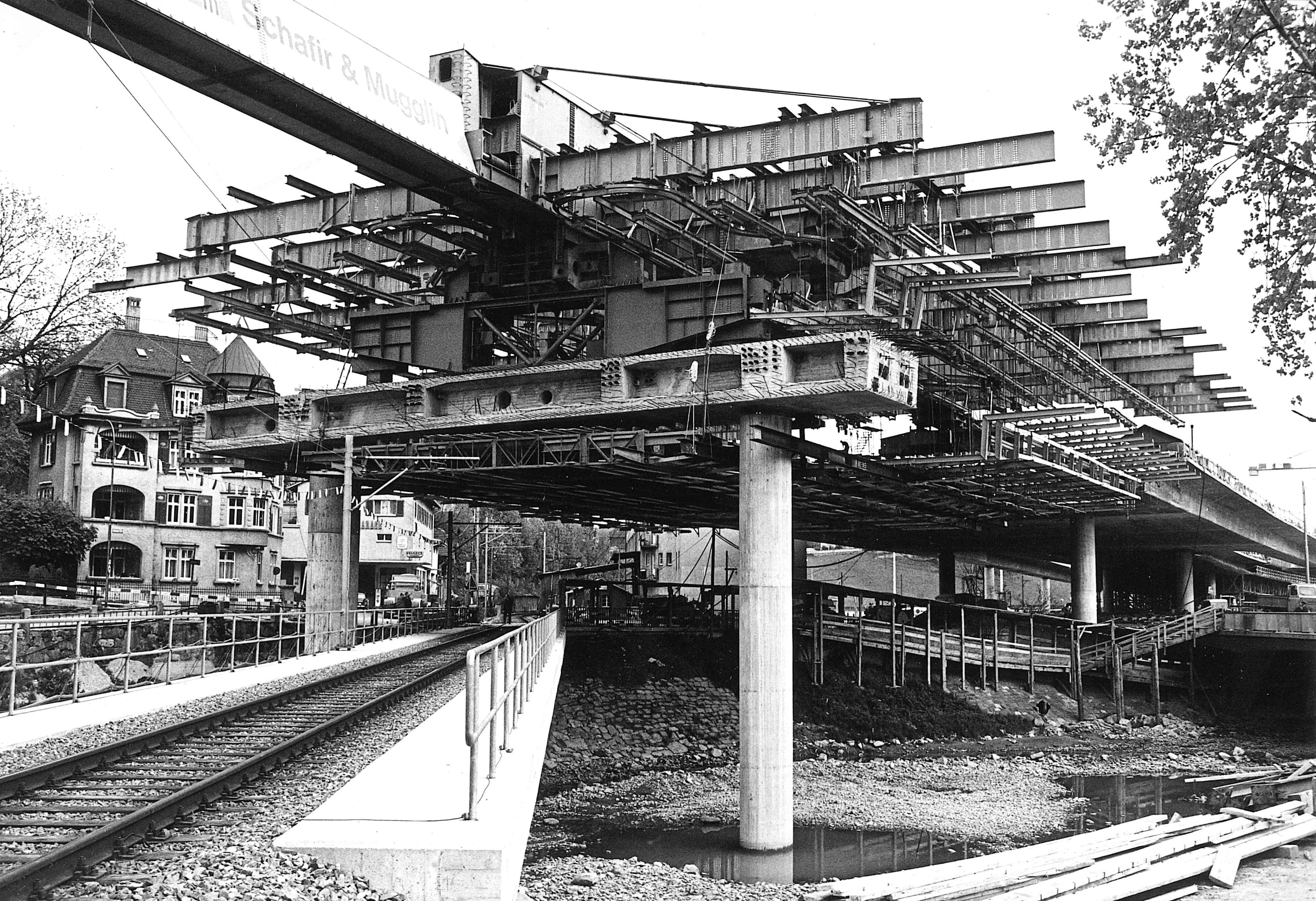 1.5 km lange, vorgespannte Betonbrücke mit Vorfahrgerüst für 42 m Spannweite an der Sihlhochstrasse in Zürich von unten
