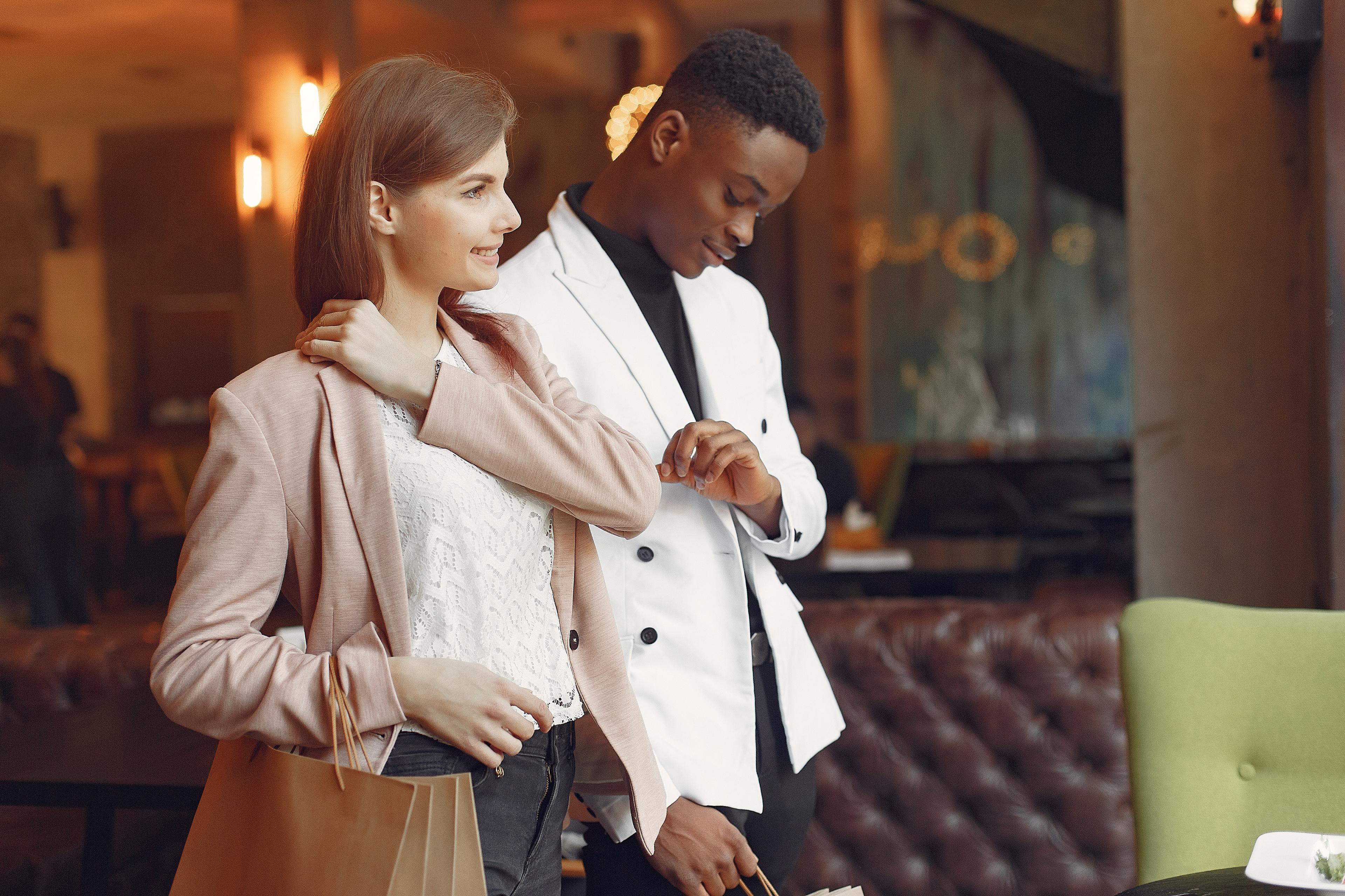 Couple élégant dans une boutique haut de gamme