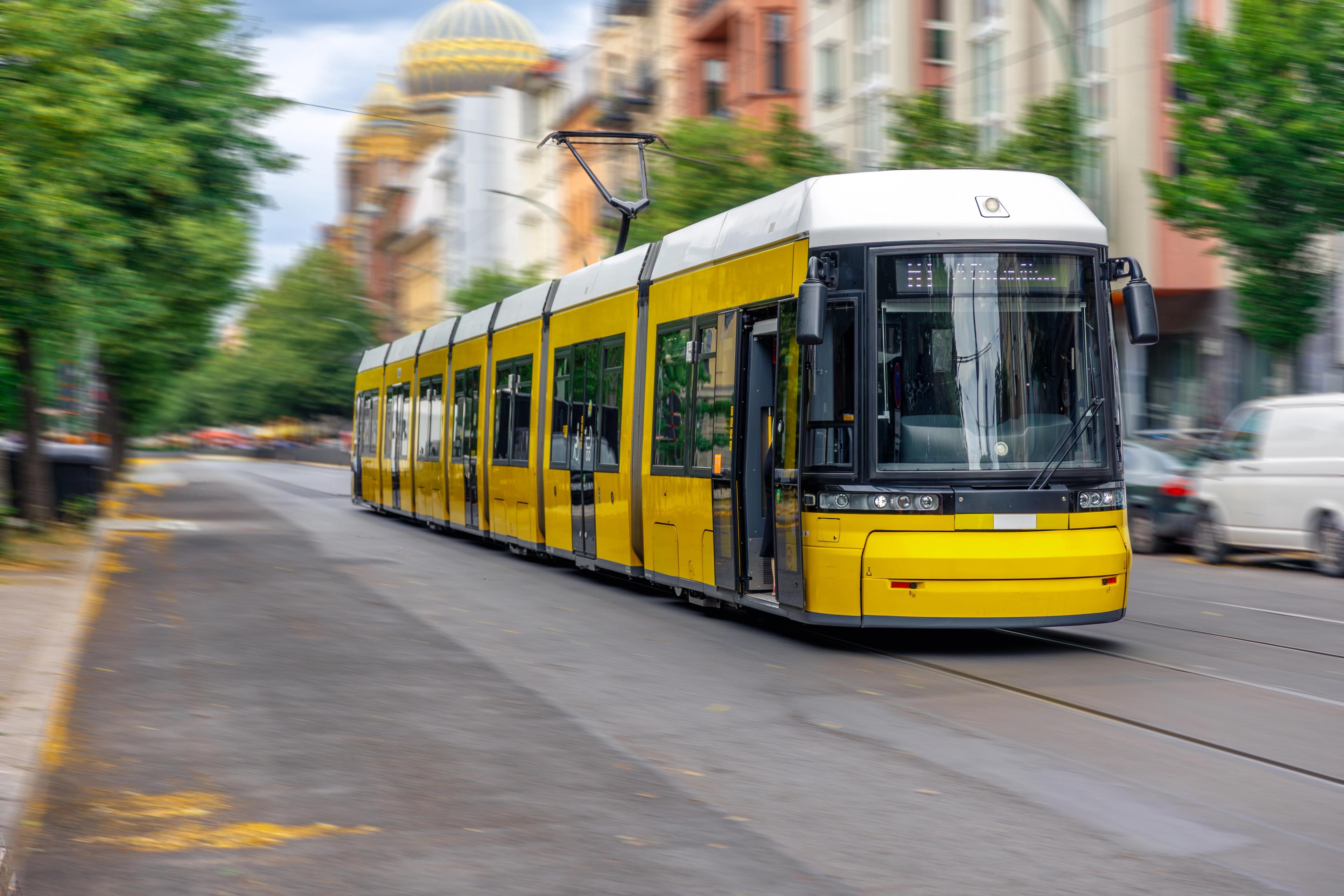 Tramway moderne circulant en ville