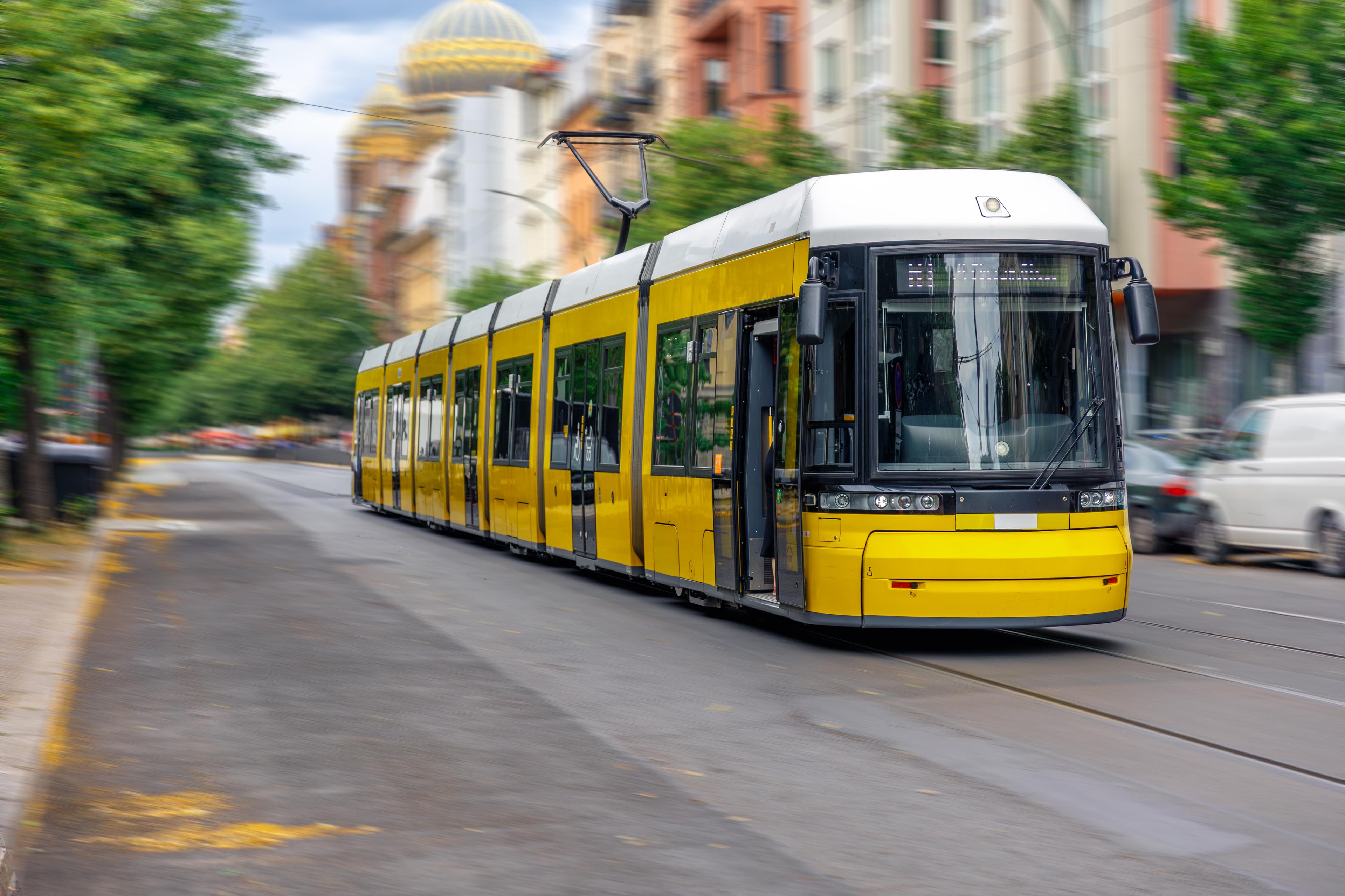 Tramway moderne circulant en ville