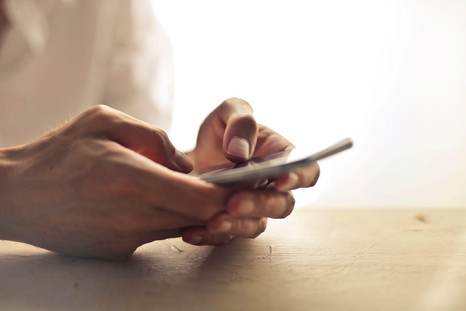 Personne utilisant un smartphone en gros plan