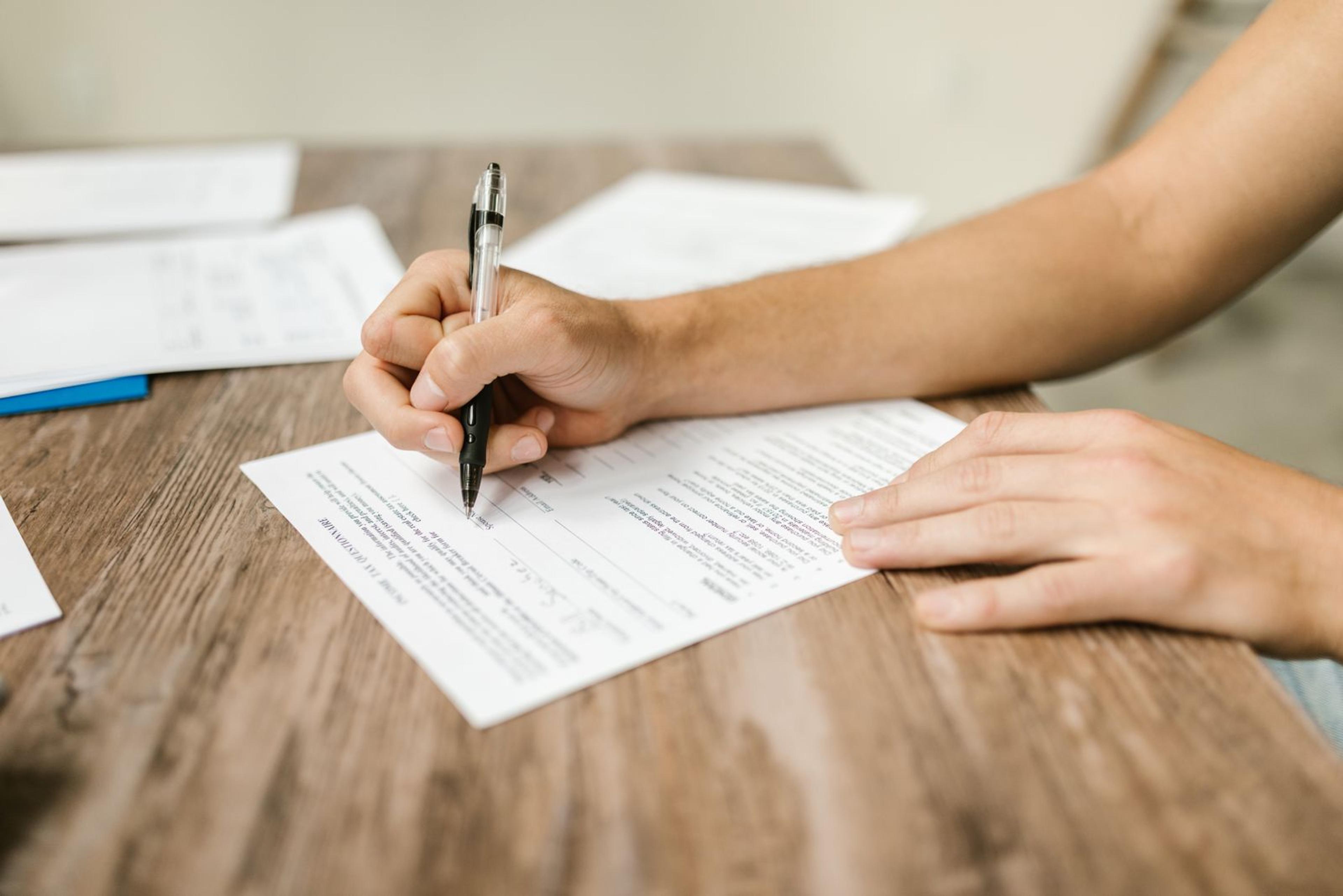 Personne remplissant un questionnaire papier