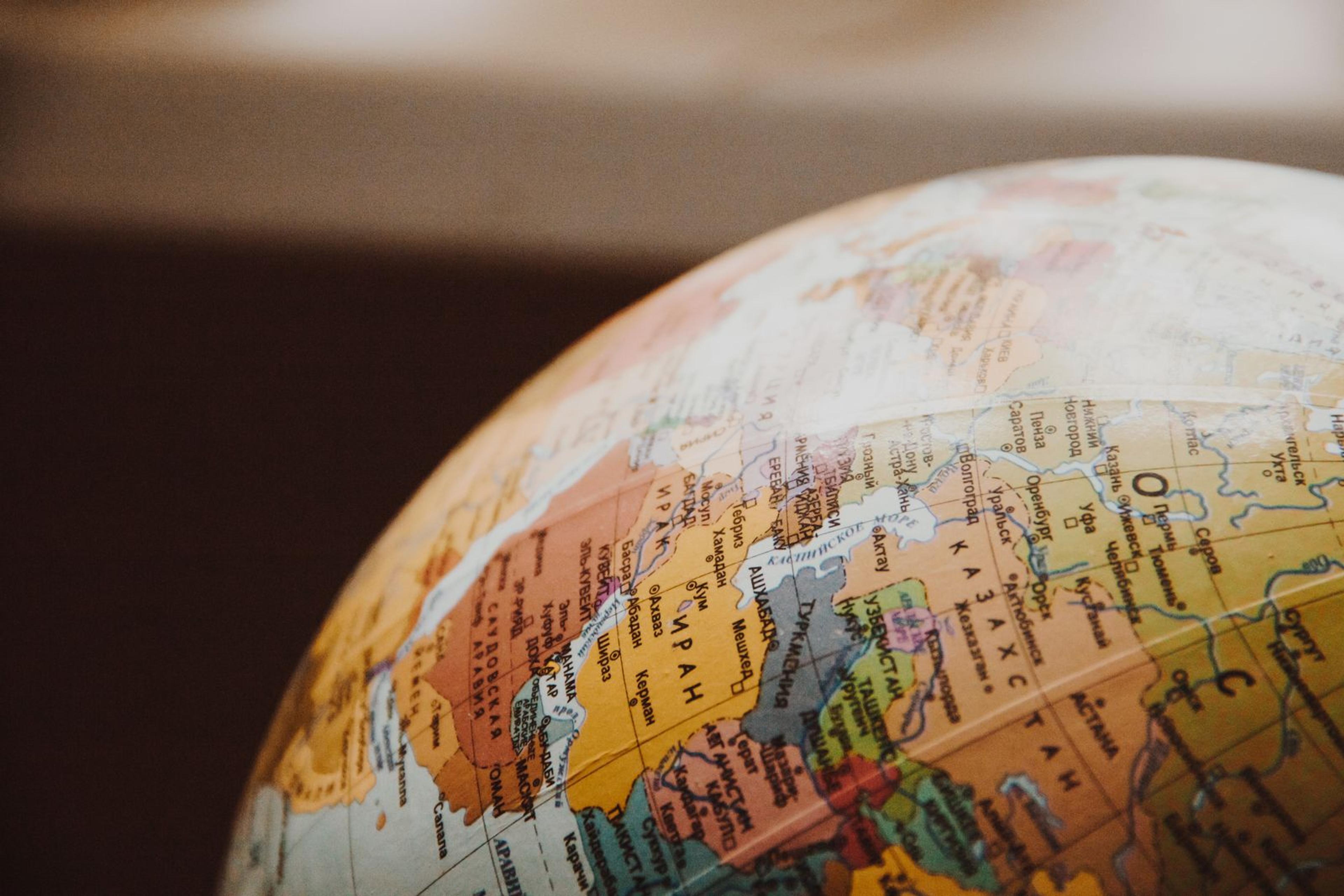 Globe terrestre posé sur des livres