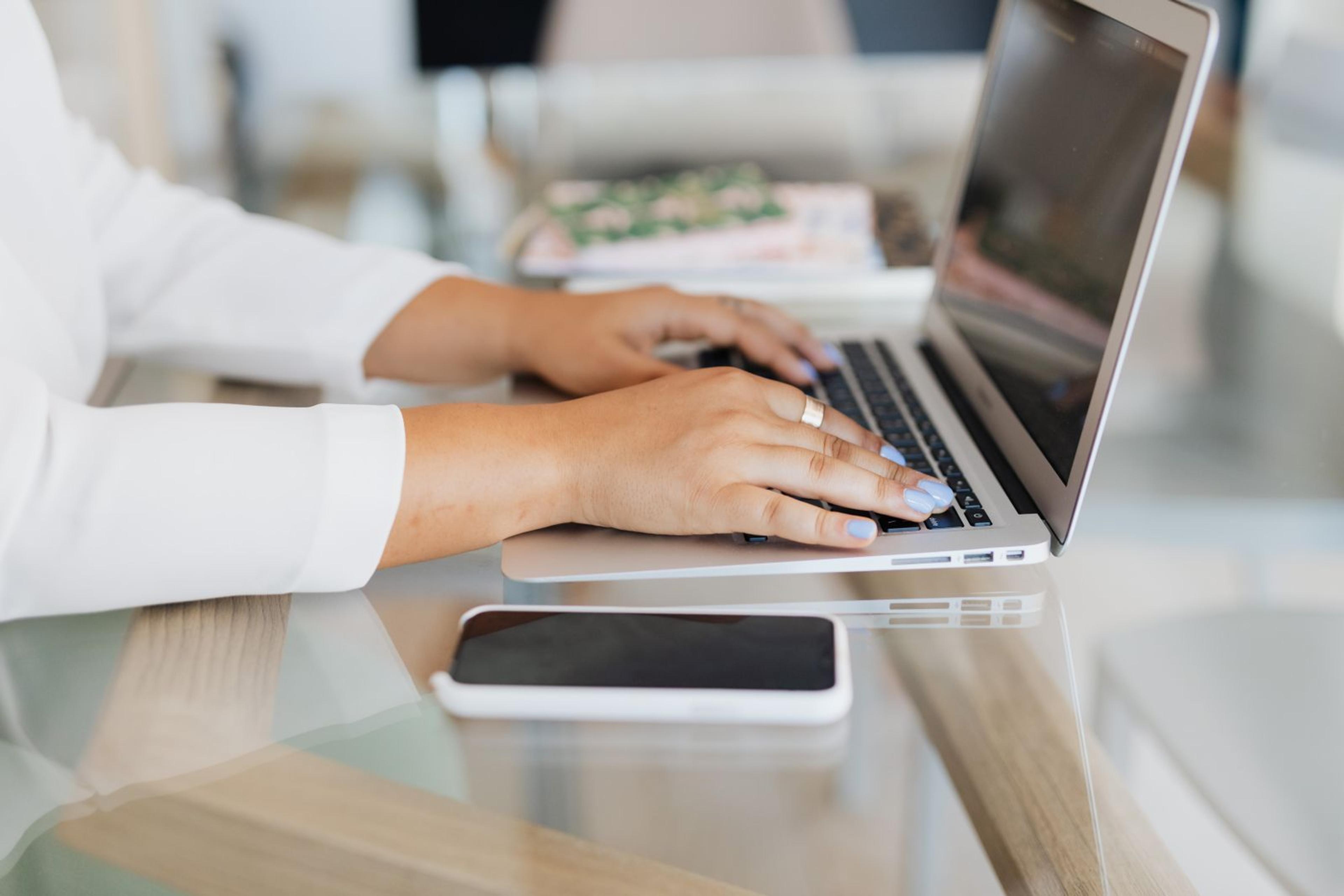 Personne répondant à une enquête en ligne sur un ordinateur portable