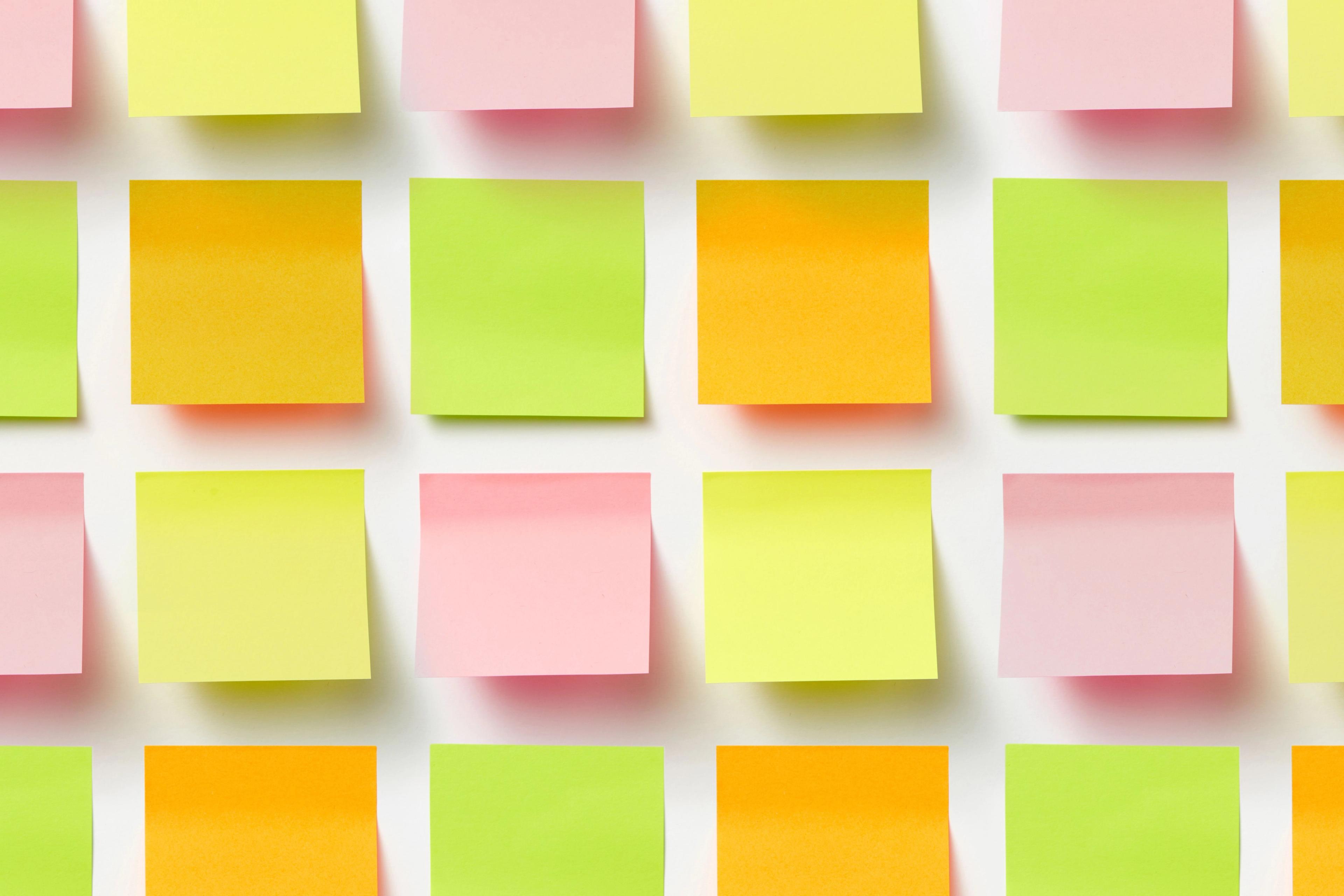 Murs de post-it regroupés par thème, illustrant une analyse thématique de verbatims