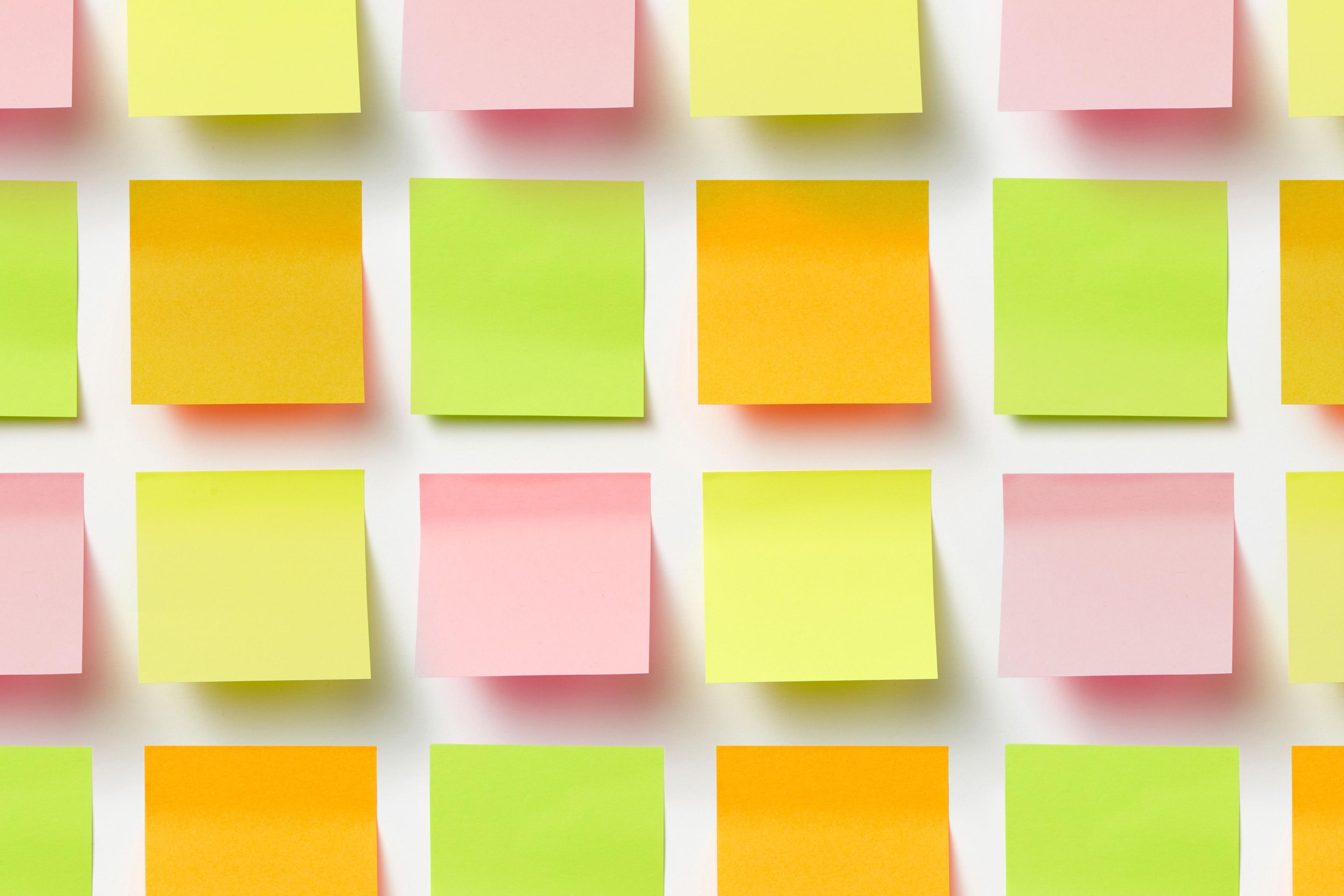 Murs de post-it regroupés par thème, illustrant une analyse thématique de verbatims