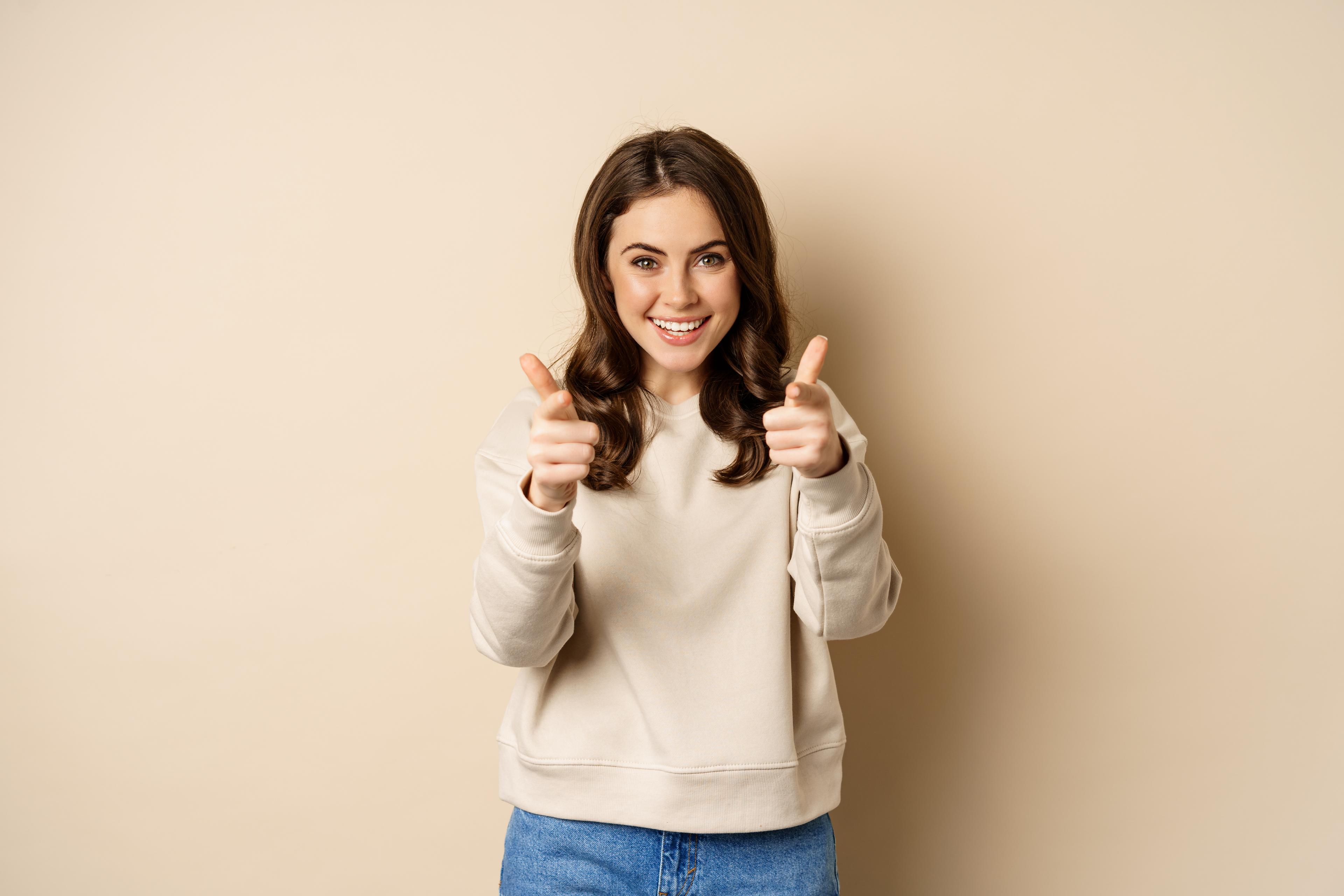 Client satisfait levant le pouce