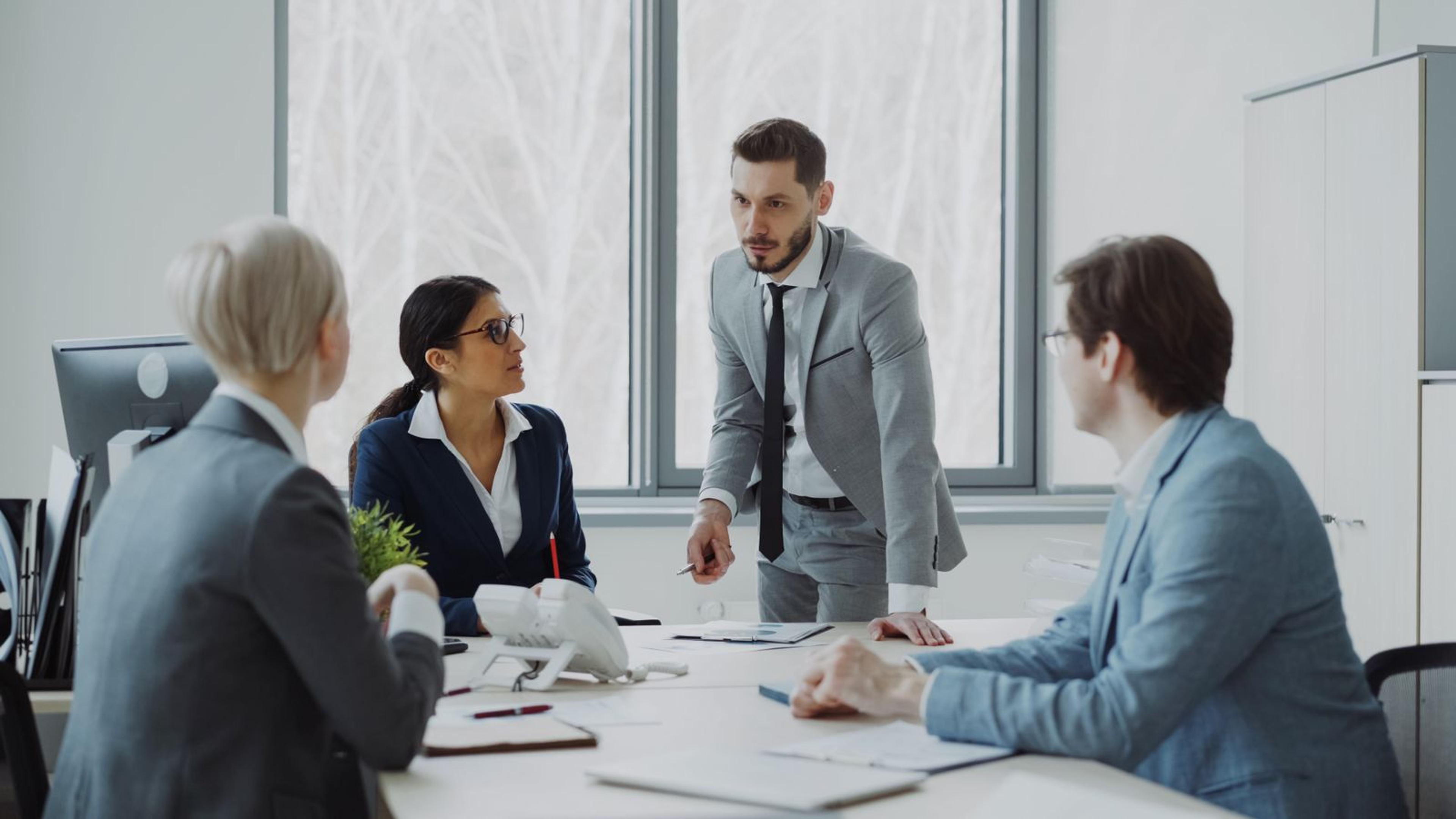 Réunion d'équipe dans un bureau moderne