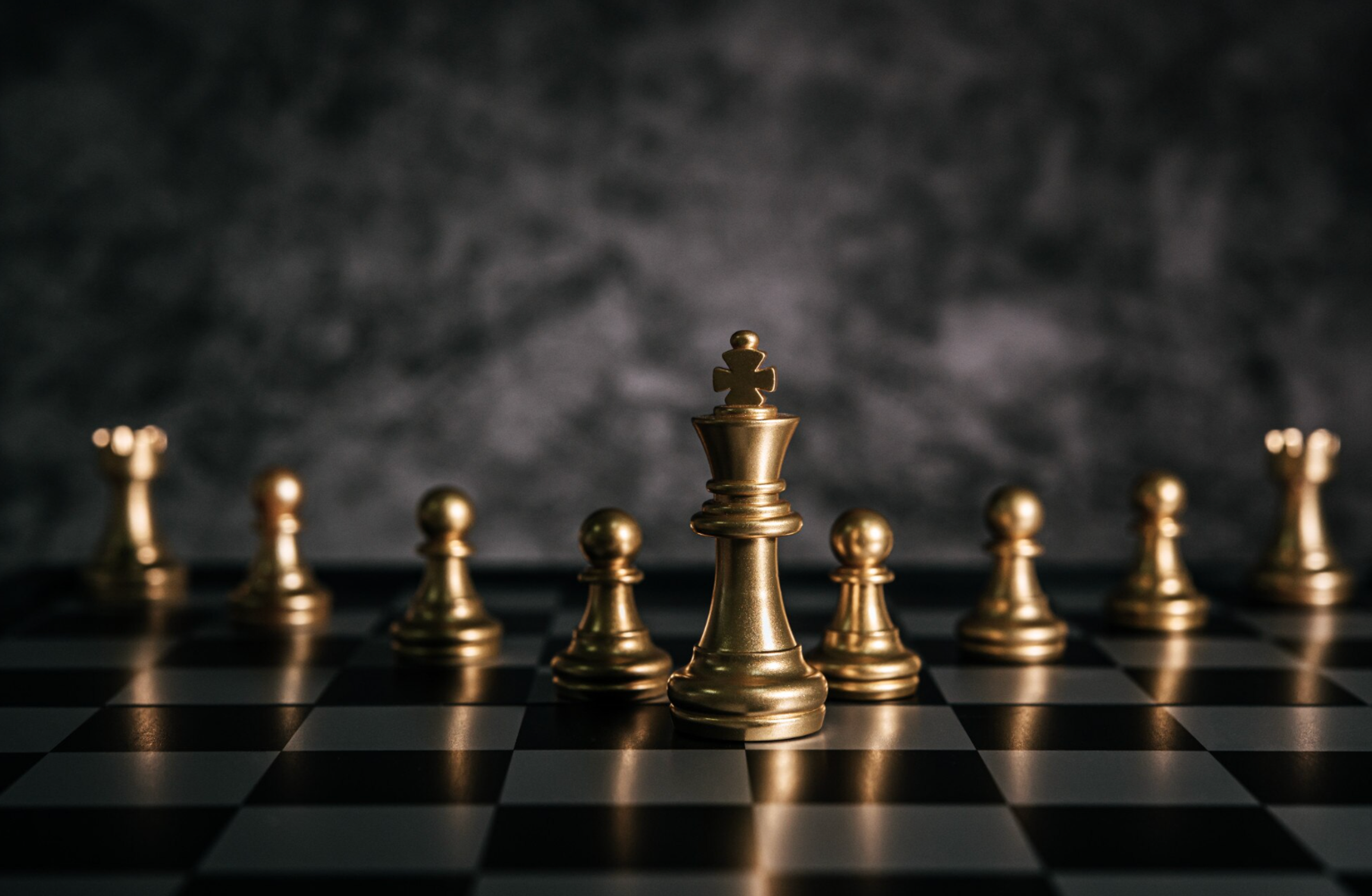 Pièces d'échecs sur un échiquier