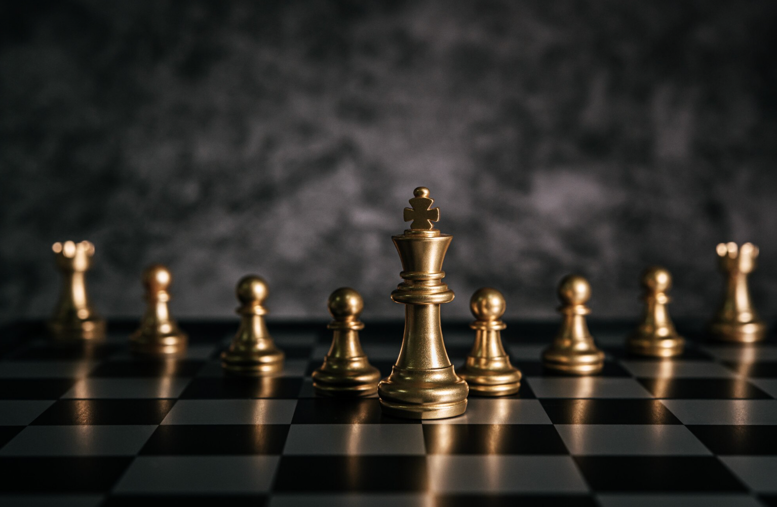Pièces d'échecs sur un échiquier