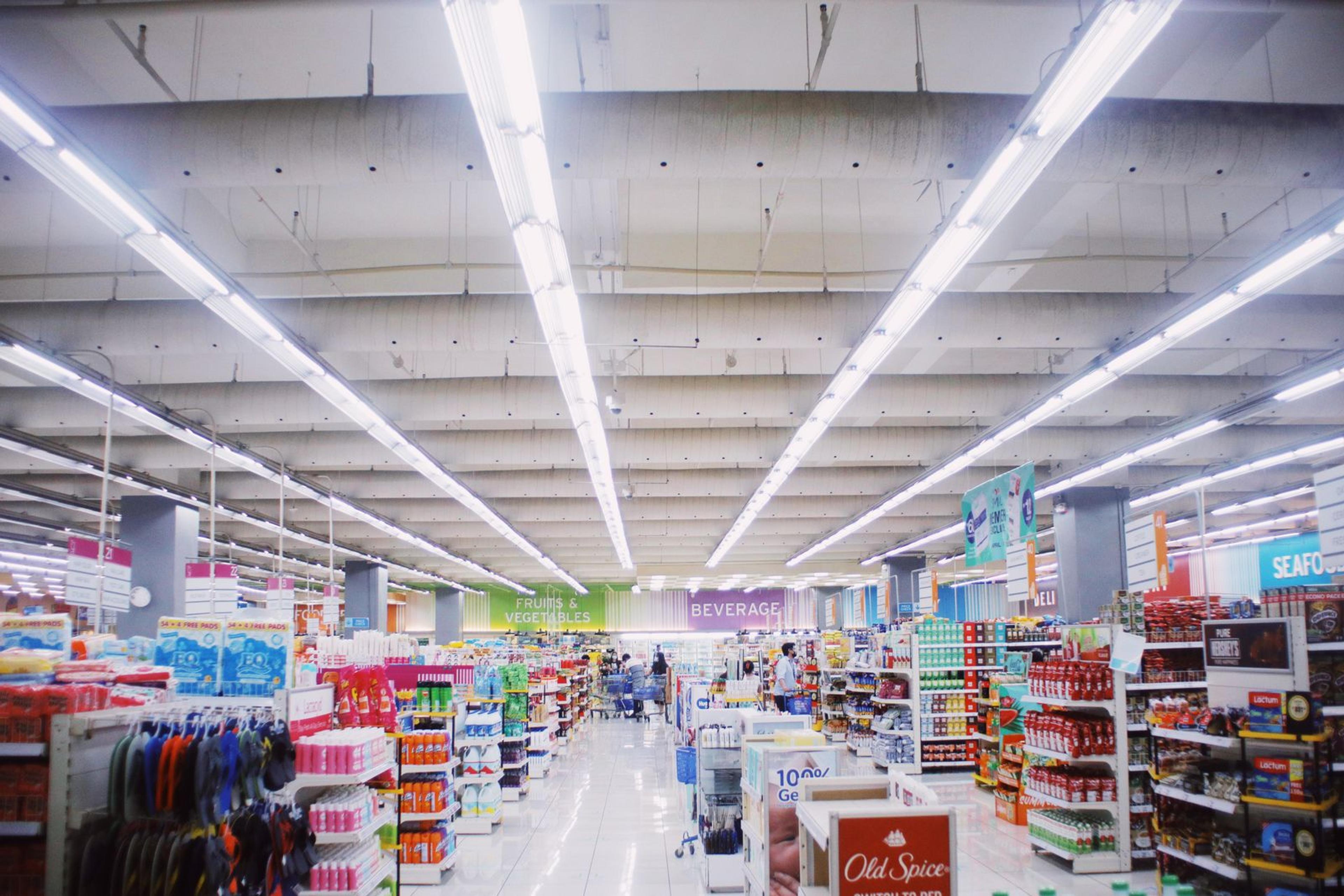 Rayon de produits alimentaires frais en grande surface