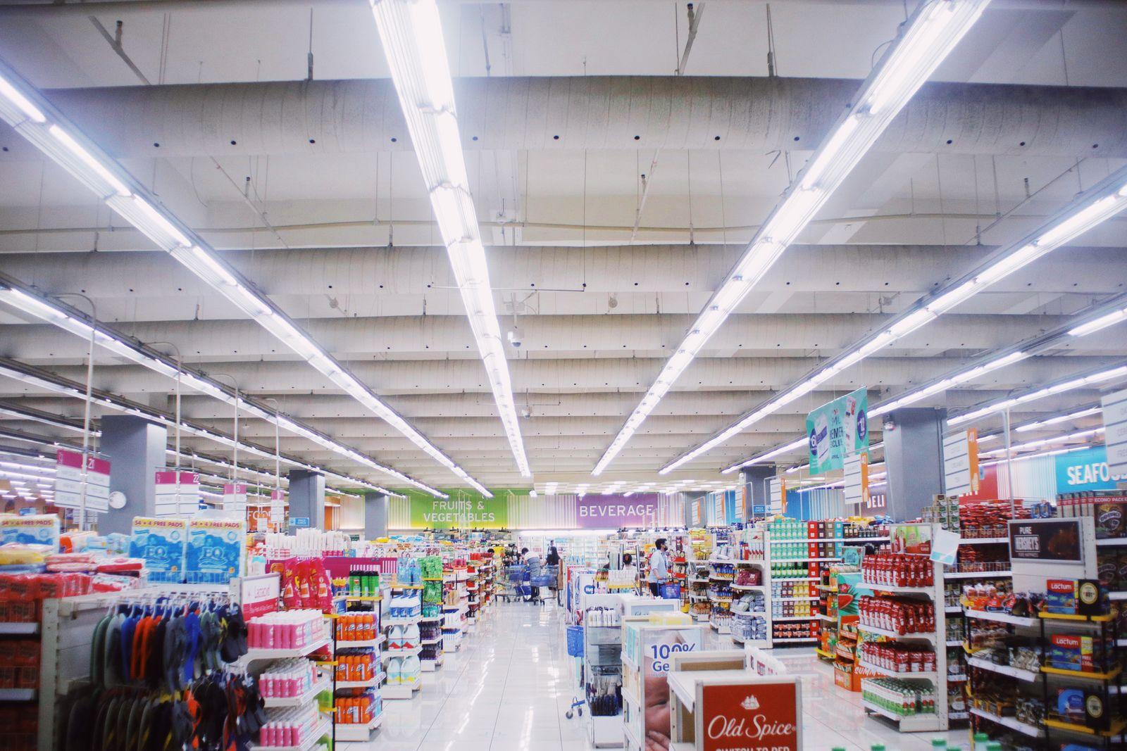 Rayon de produits alimentaires frais en grande surface