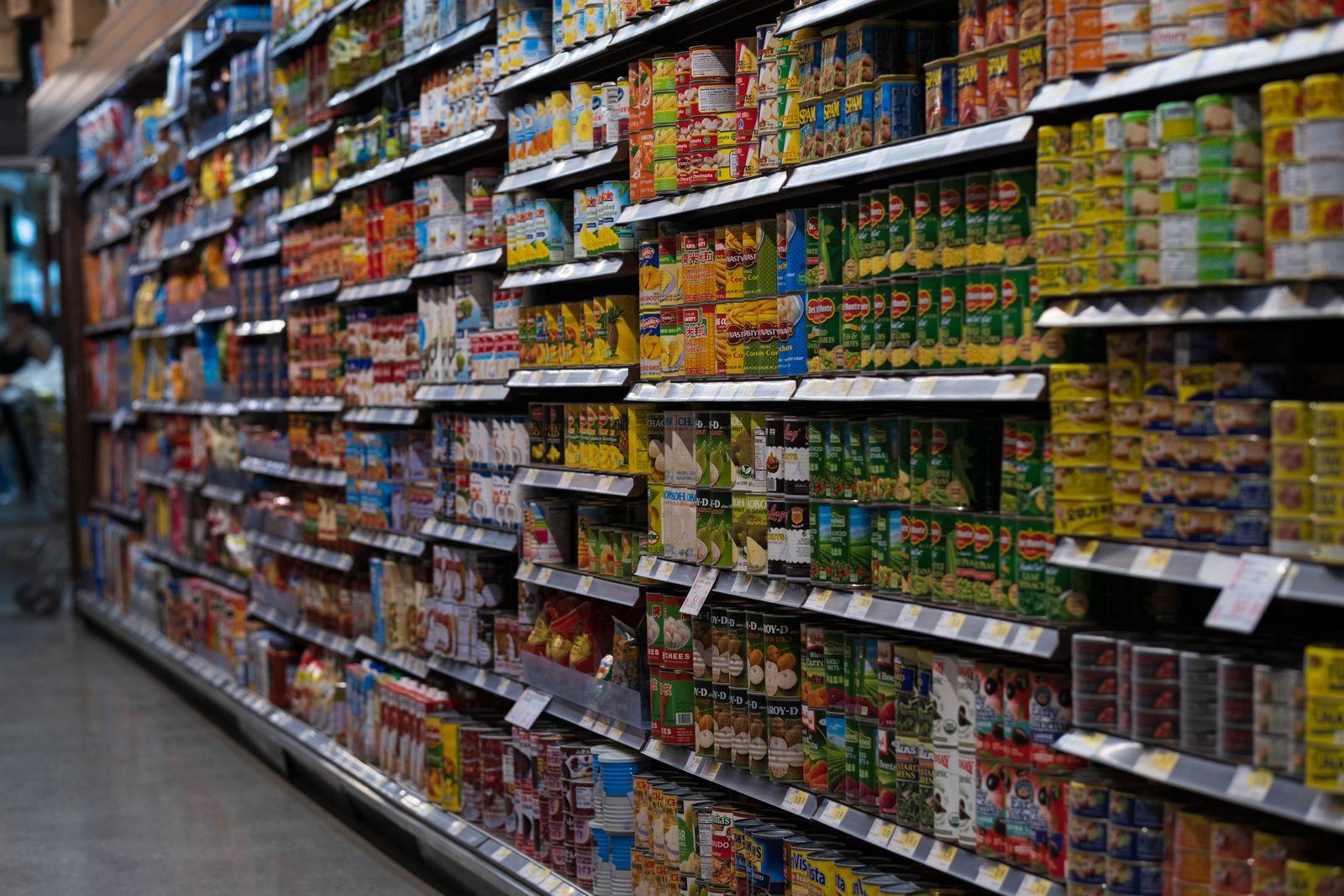 Emballages de produits alignés sur un rayon de supermarché